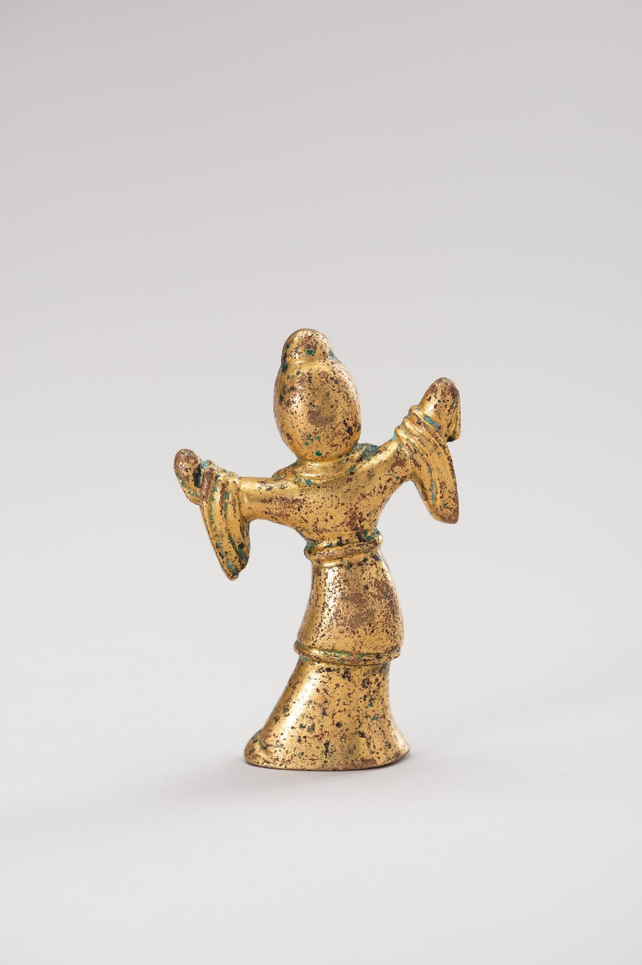 A HAN STYLE GILT-BRONZE FIGURE OF A DANCER - Bild 8 aus 9