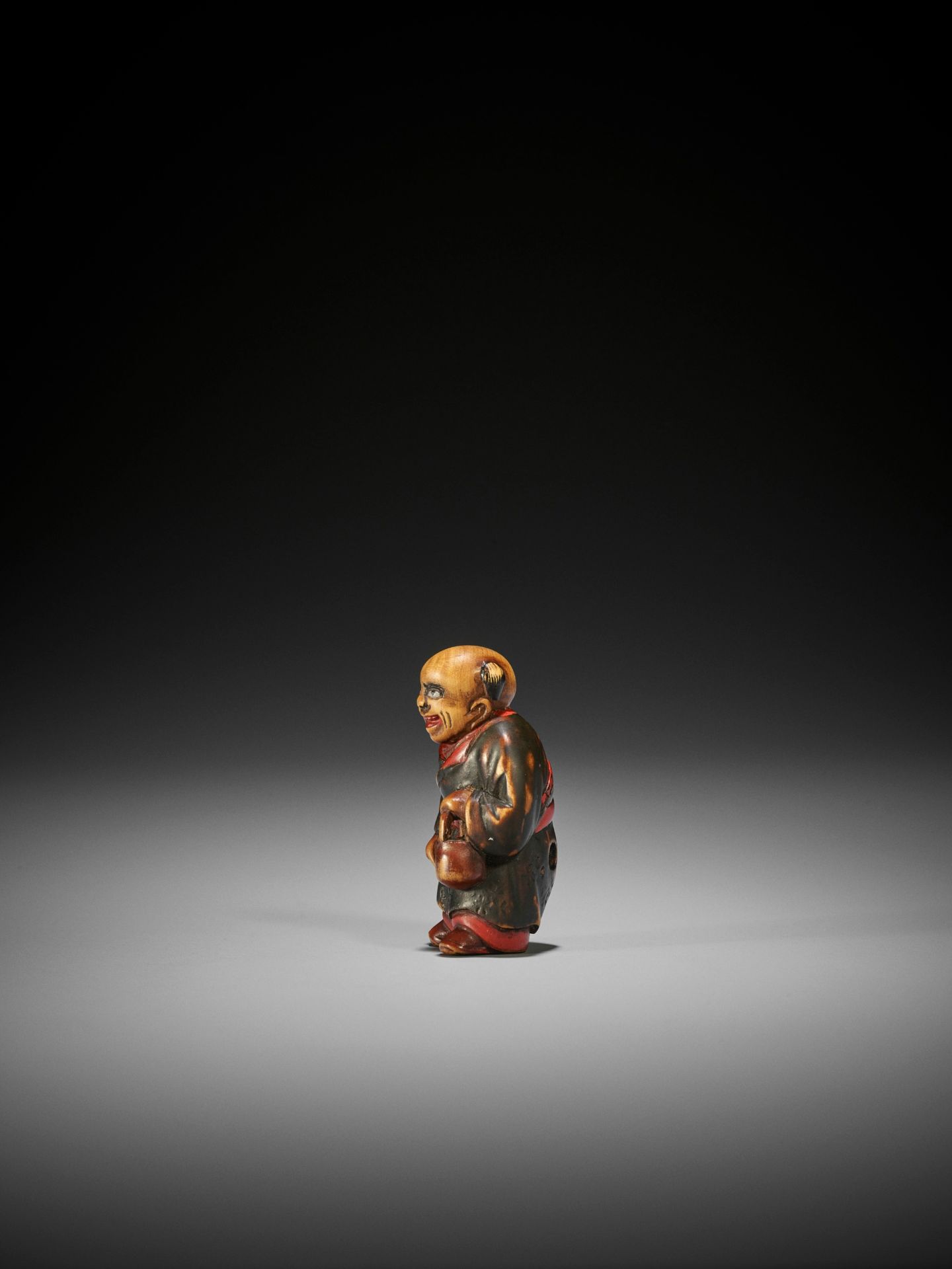 A LACQUERED WOOD NETSUKE OF A KARAKO, ATTRIBUTED TO SANSHO - Bild 6 aus 8