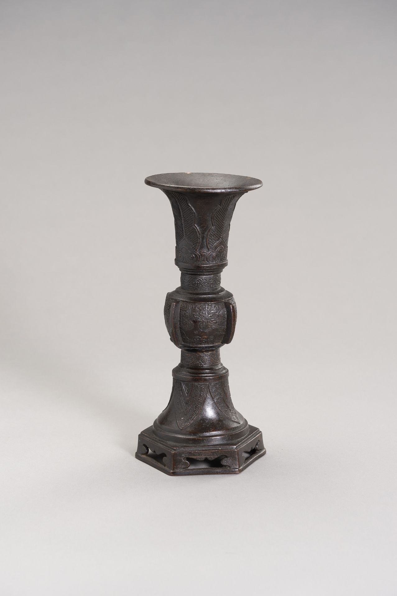 AN ARCHAISTIC BRONZE GU VASE - Bild 4 aus 8