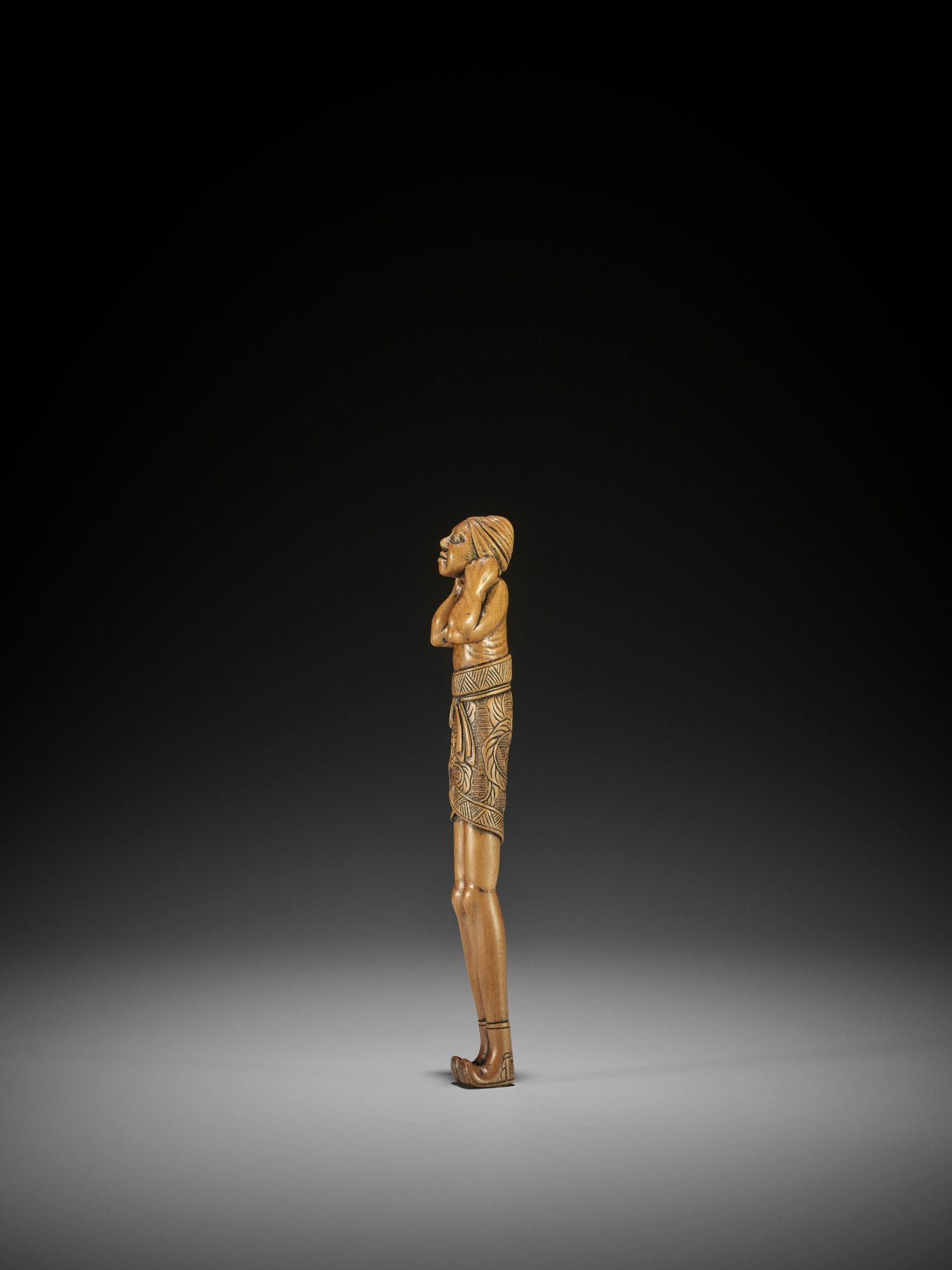 A TALL YAMADA SCHOOL SASHI WOOD NETSUKE OF ASHINAGA - Bild 6 aus 8