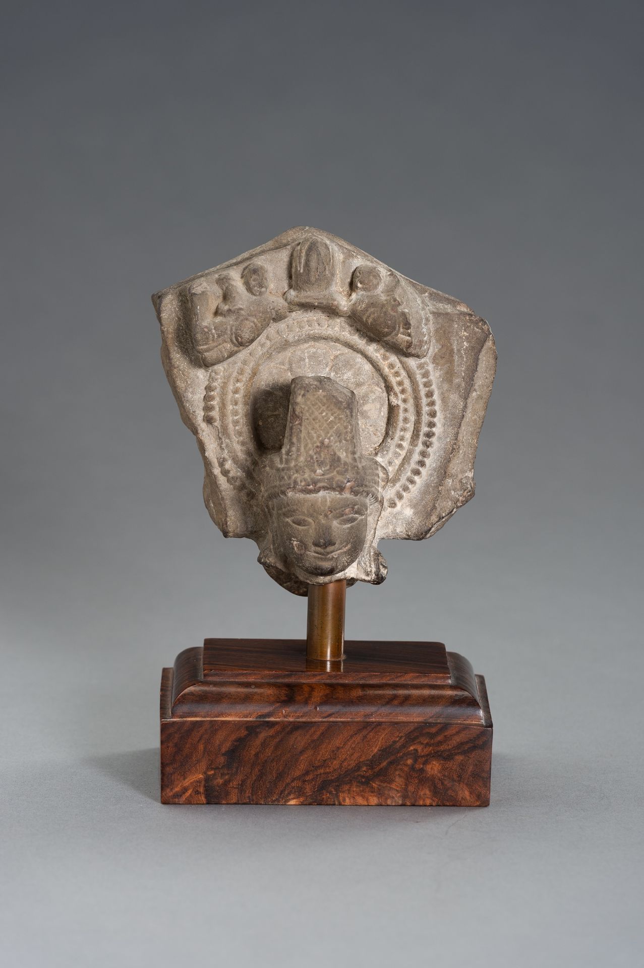 AN INDIAN STONE HEAD OF BUDDHA - Bild 2 aus 8