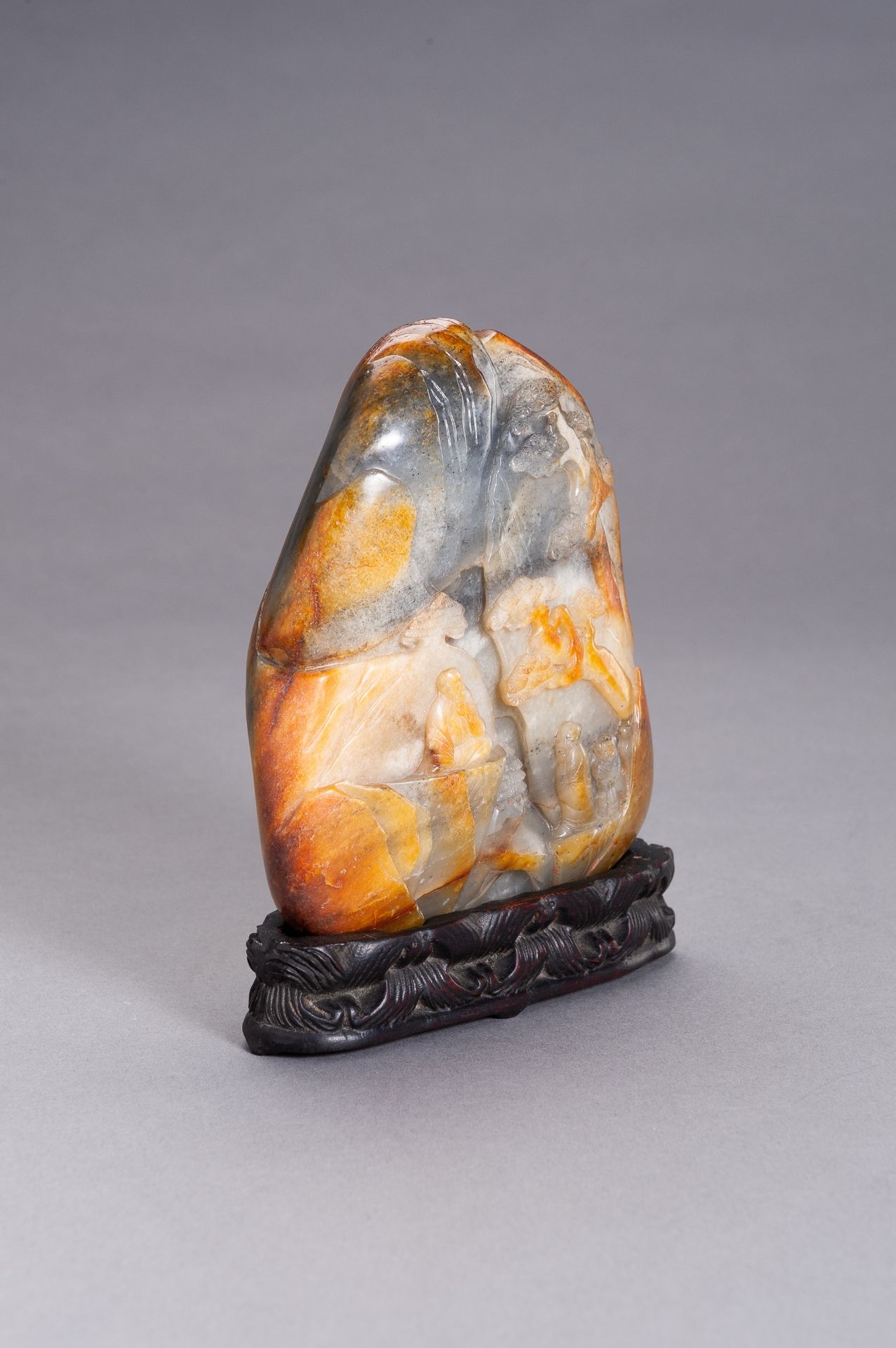 A GRAY AND RUSSET JADE BOULDER WITH IMMORTALS, LATE QING TO REPUBLIC - Bild 7 aus 10