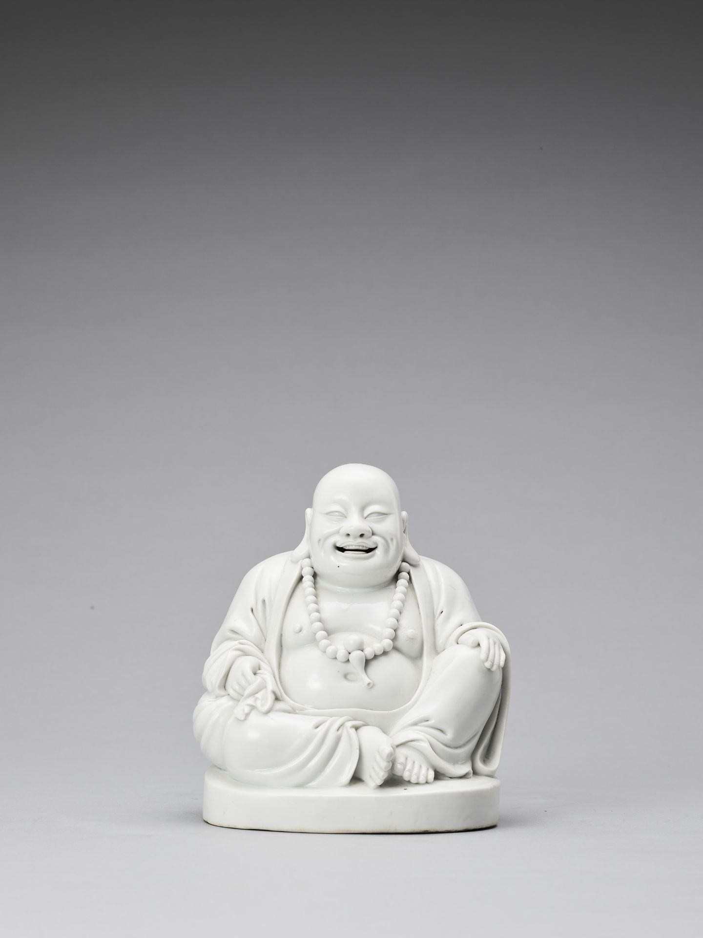 A WHITE GLAZED DEHUA PORCELAIN FIGURE OF BUDAI, QING - Bild 2 aus 7