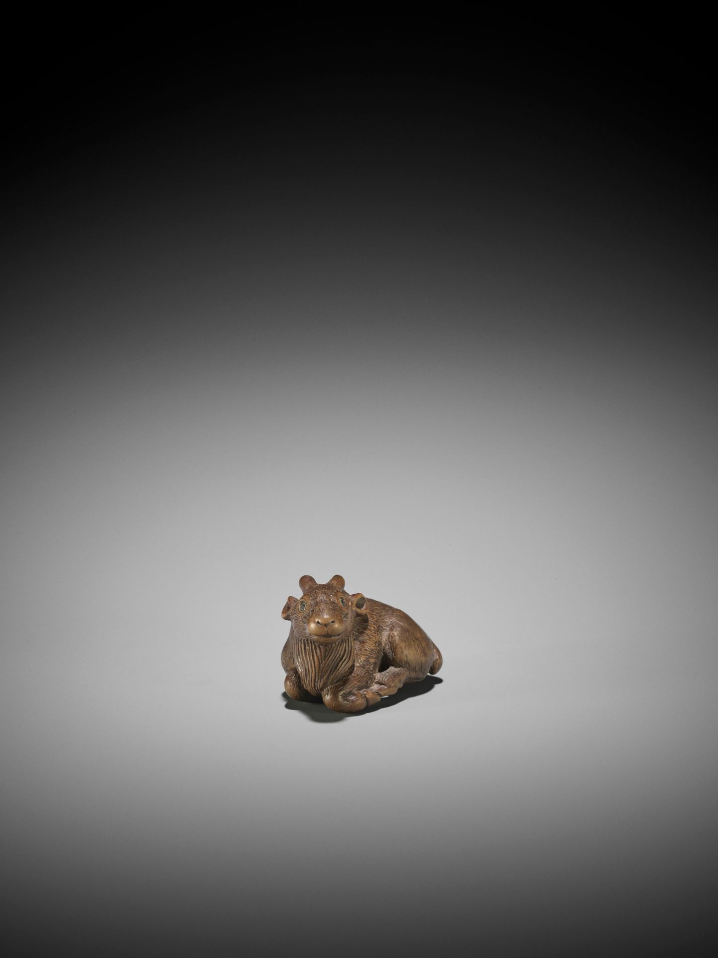 MINKO: A WOOD NETSUKE OF A RECUMBENT GOAT - Bild 3 aus 12