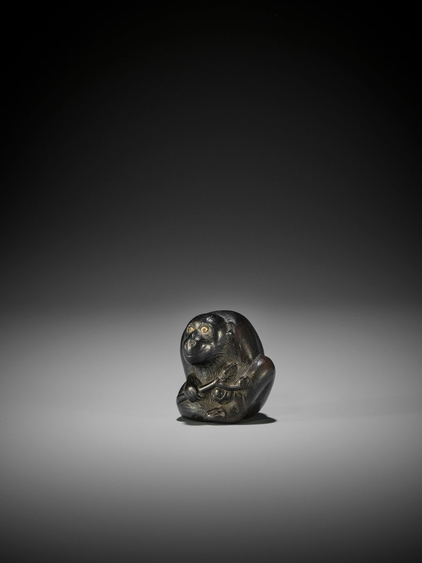 A TSU SCHOOL EBONY WOOD NETSUKE OF A MONKEY - Bild 7 aus 8