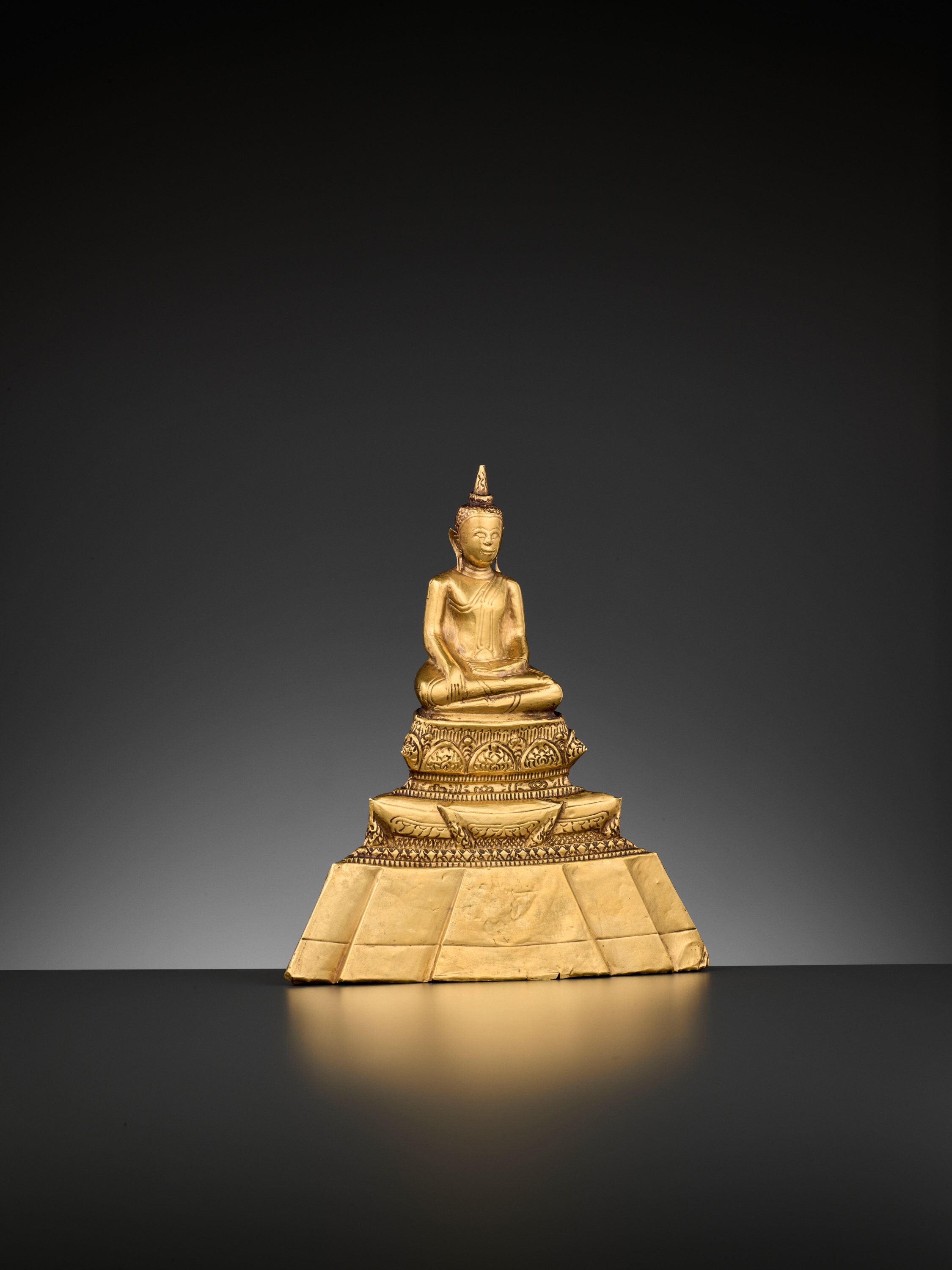 A 24-CARAT GOLD REPOUSSE FIGURE OF BUDDHA SHAKYAMUNI, AYUTTHAYA STYLE - Image 9 of 11