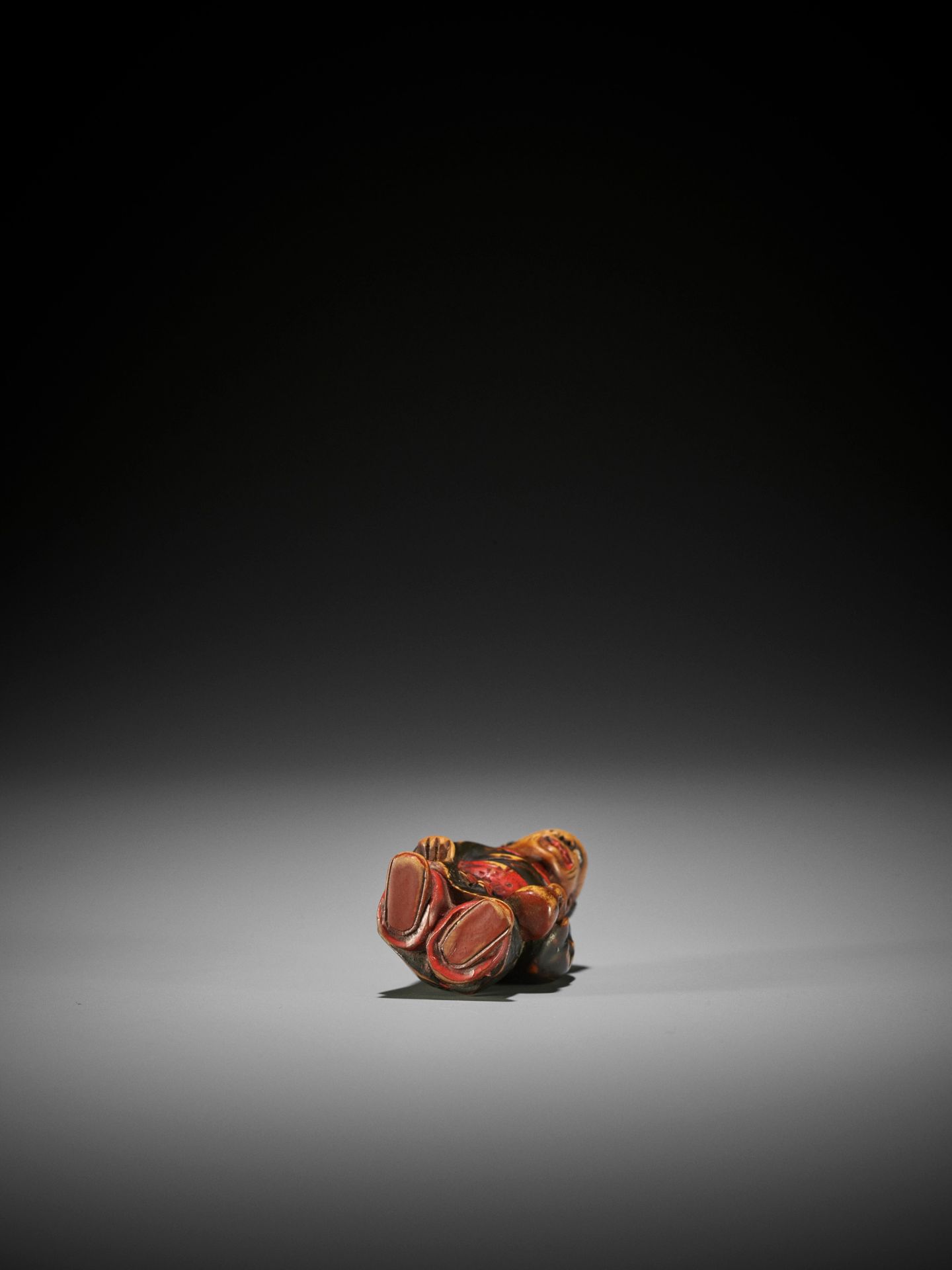 A LACQUERED WOOD NETSUKE OF A KARAKO, ATTRIBUTED TO SANSHO - Bild 7 aus 8