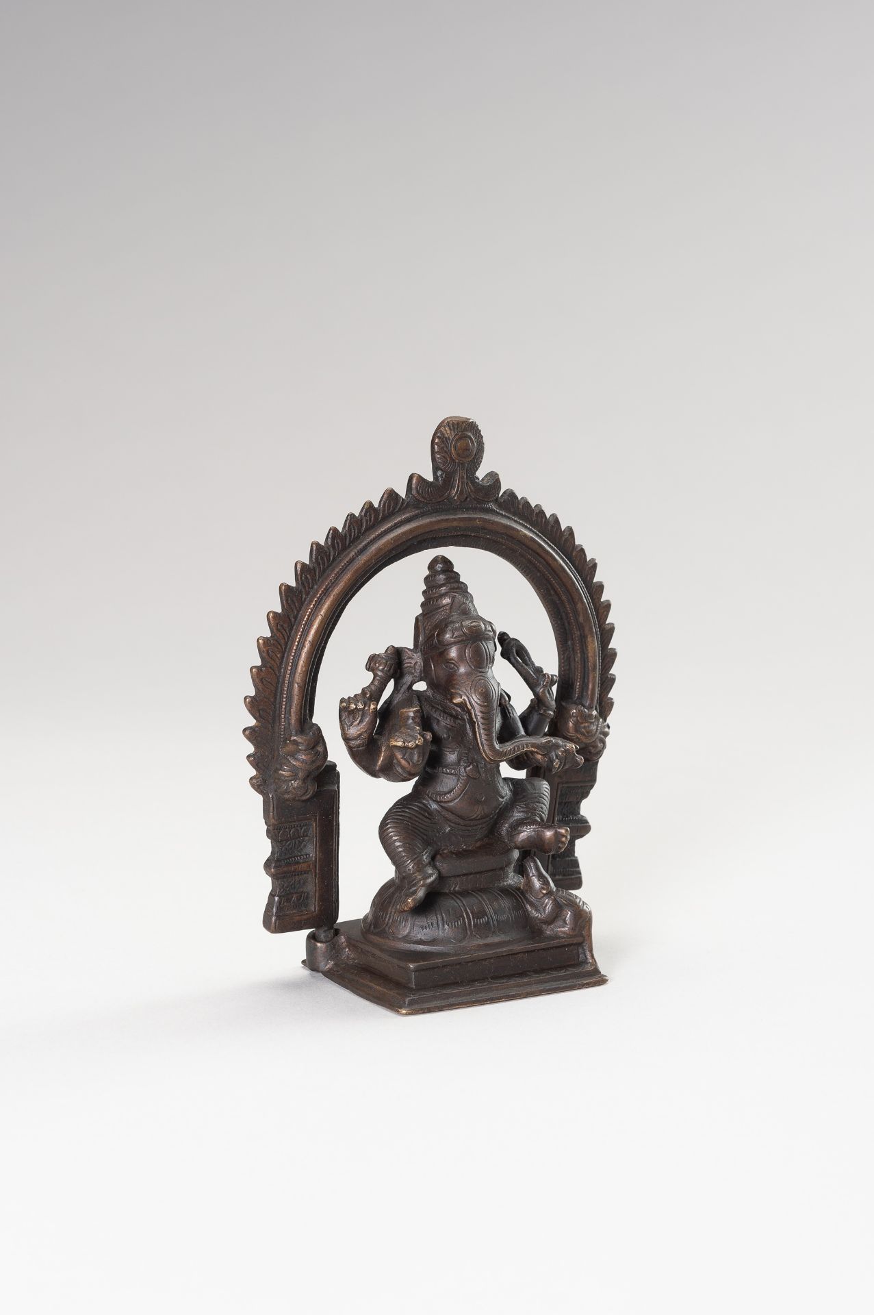 AN INDIAN BRONZE FIGURE OF GANESHA - Bild 6 aus 10