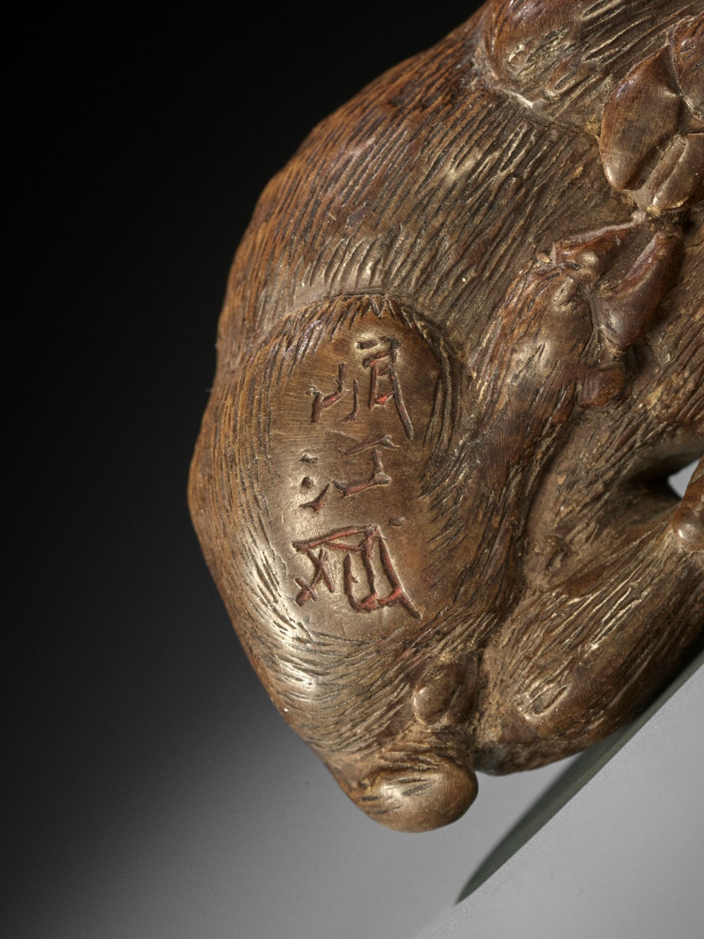 MINKO: A WOOD NETSUKE OF A RECUMBENT GOAT - Bild 10 aus 12