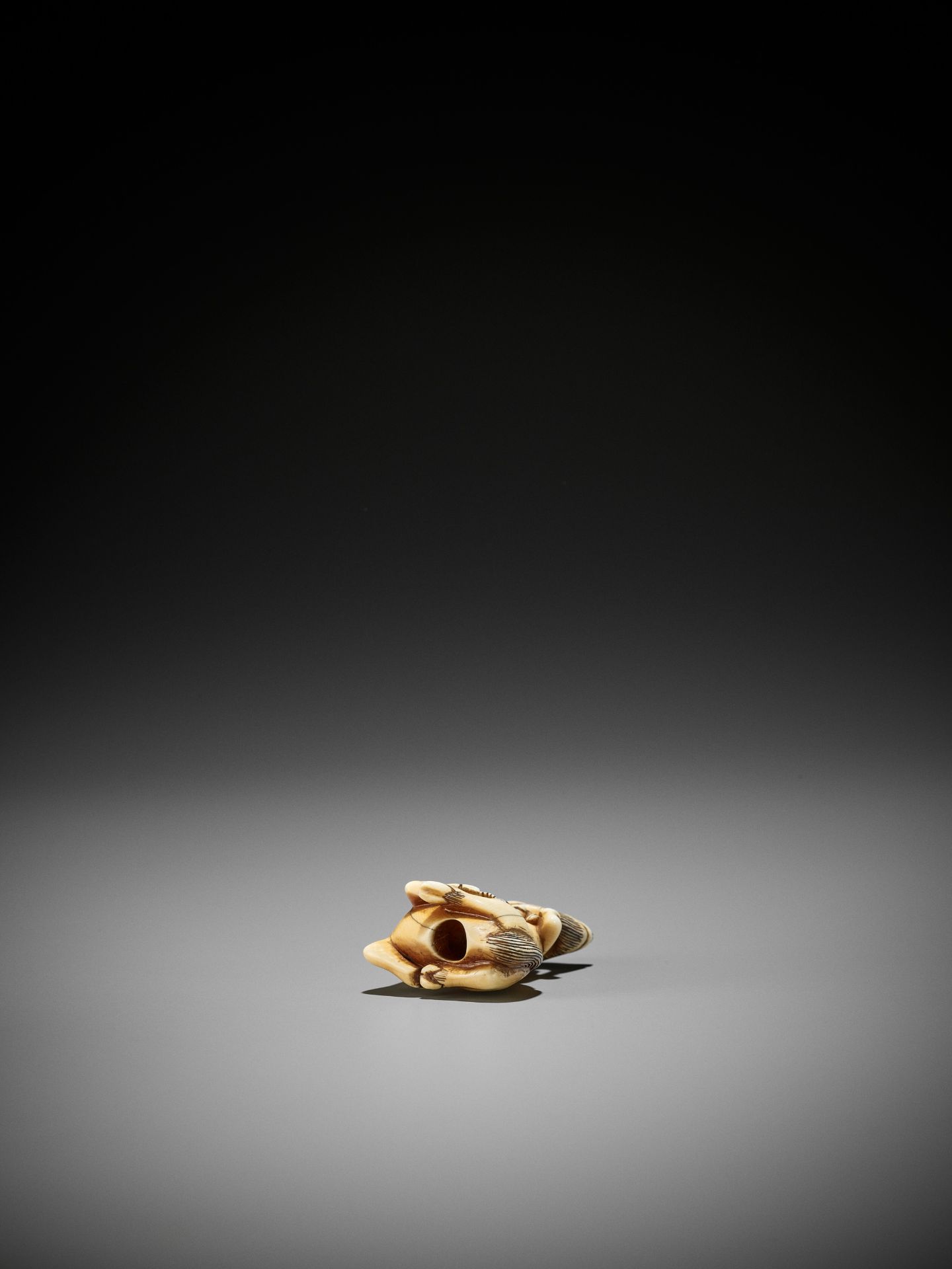 AN IVORY NETSUKE OF A SINIU AND MONKEY - Bild 8 aus 9