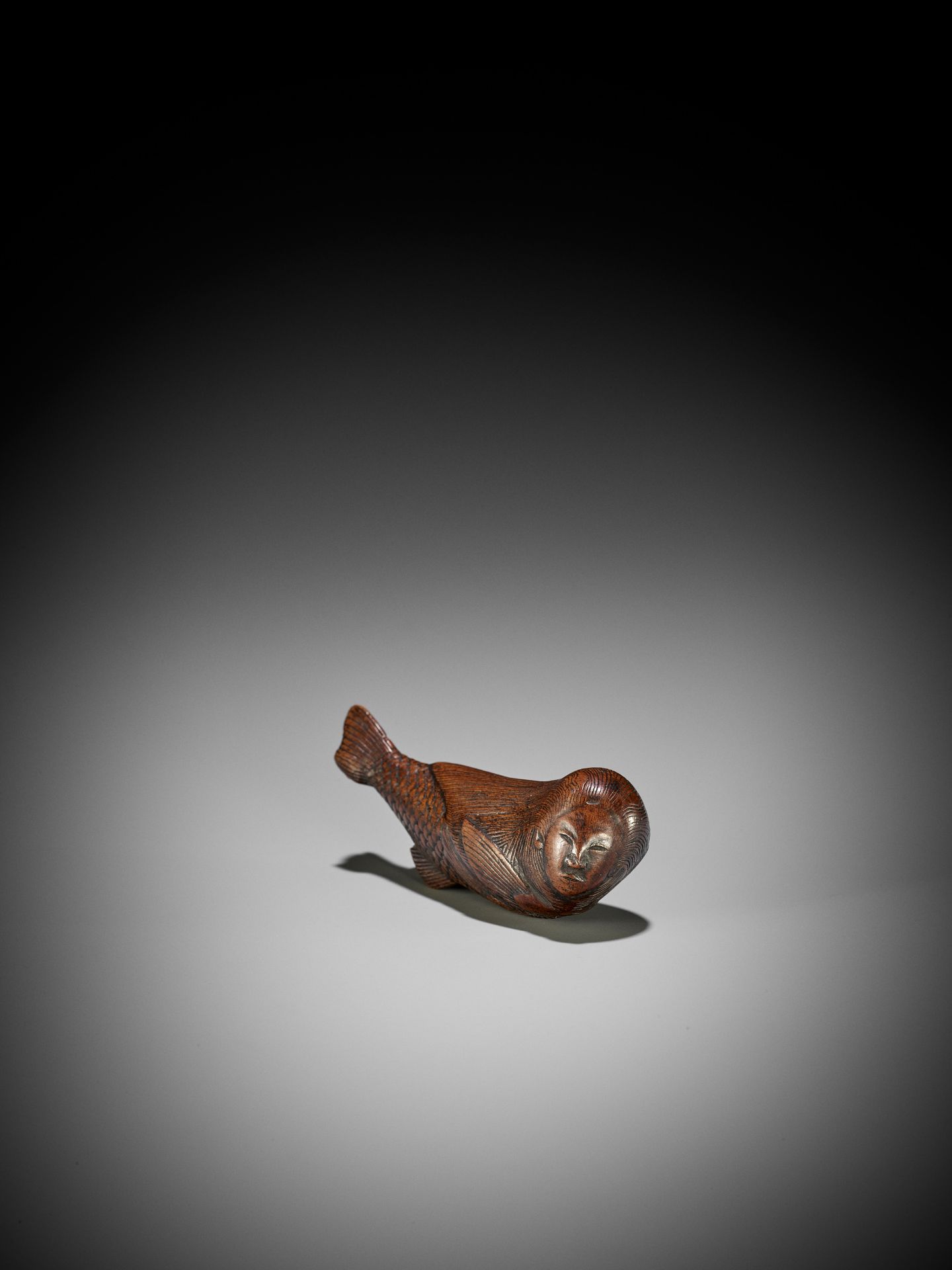 AN UNUSUAL WOOD NETSUKE OF A SWIMMING NINGYO (MERMAID) - Bild 6 aus 12