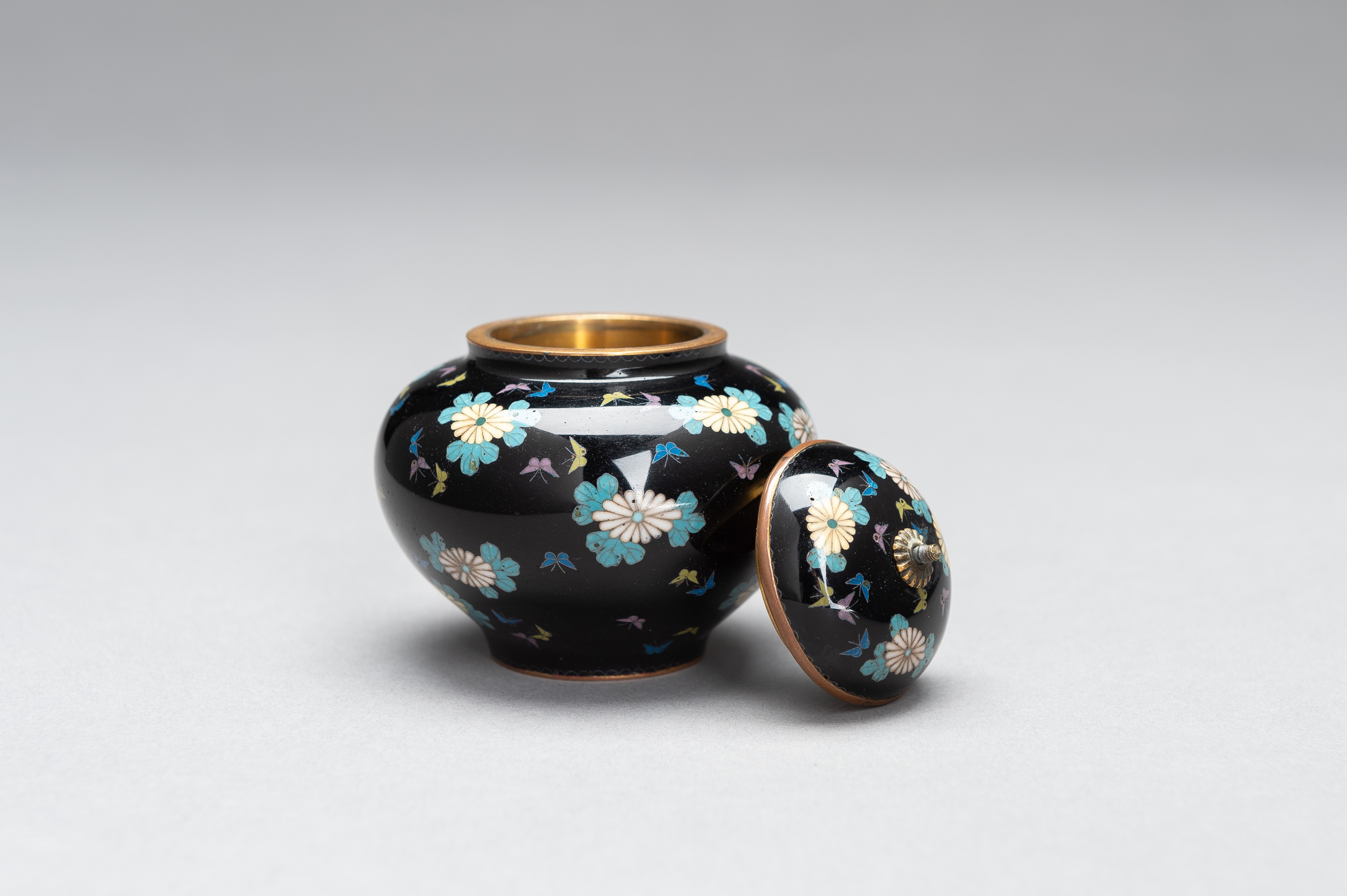 A CLOISONNE ENAMEL MINIATURE VASE WITH COVER - Image 6 of 9