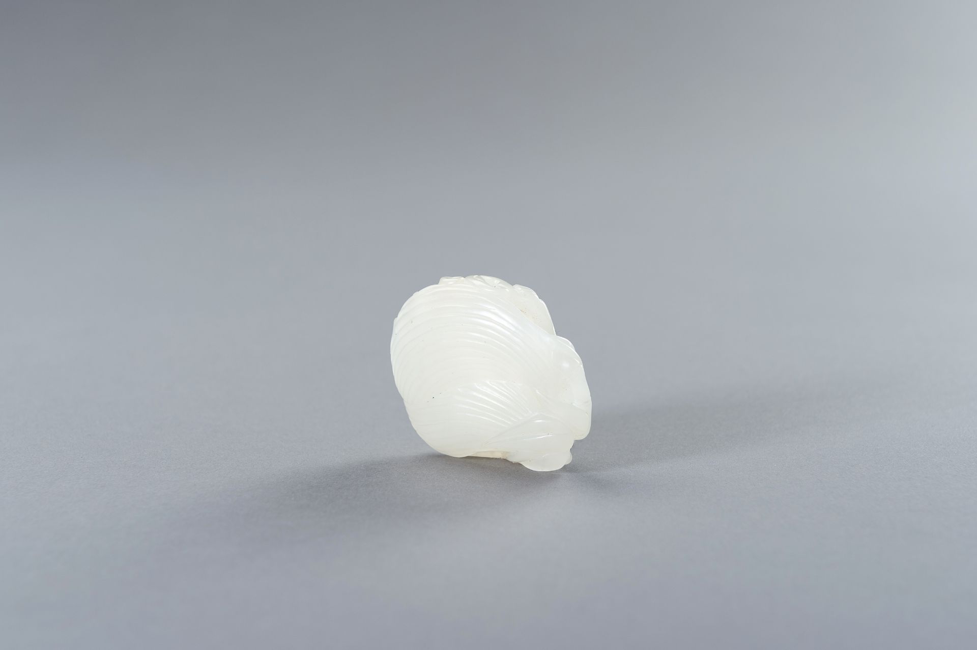 A RETICULATED WHITE JADE PENDANT WITH BATS AND BAMBOO - Bild 5 aus 14