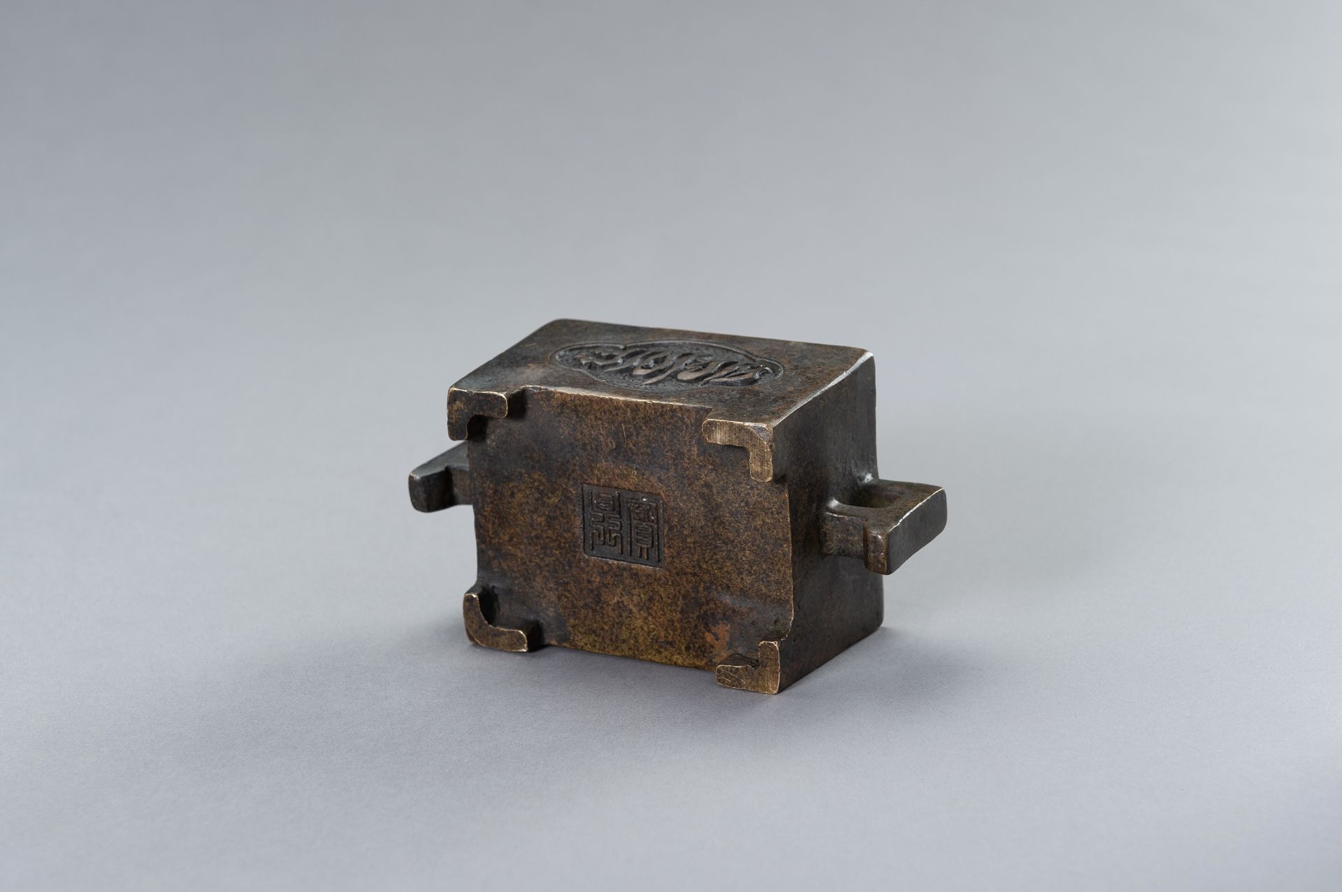 A SMALL MING-STYLE BRONZE CENSER WITH SINI CALLIGRAPHY - Image 9 of 11