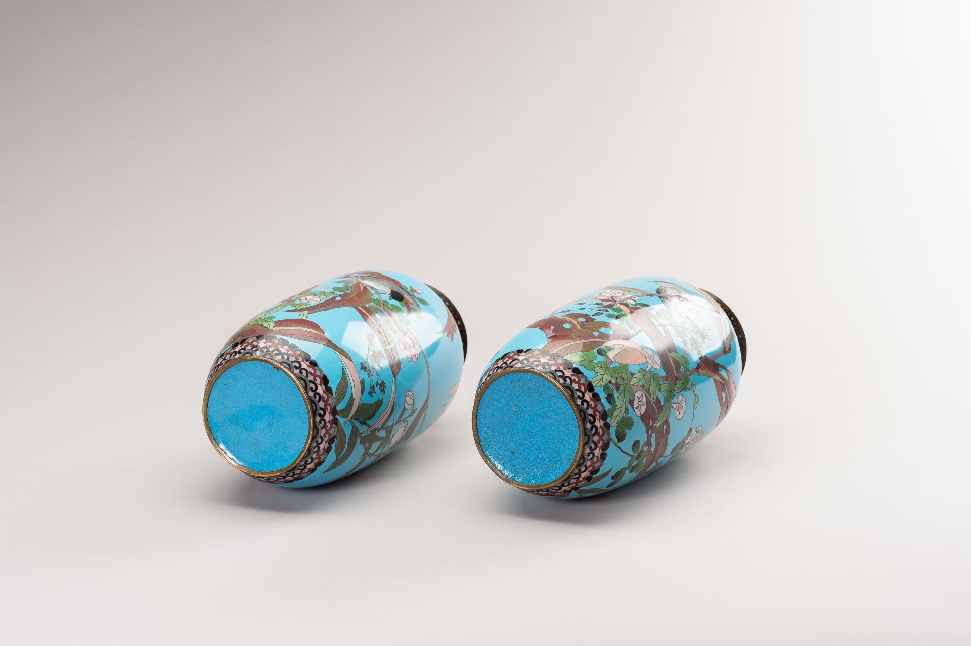A PAIR OF TWO CLOISONNE VASES WITH BIRDS AND FLOWERS - Image 11 of 11