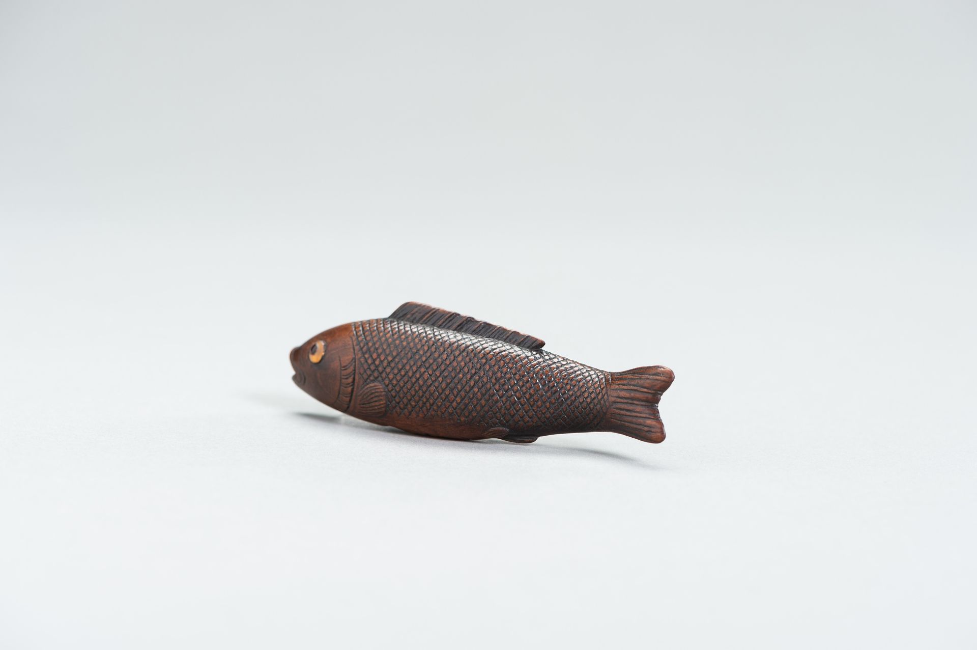 A LARGE WOOD FISH NETSUKE - Bild 5 aus 8