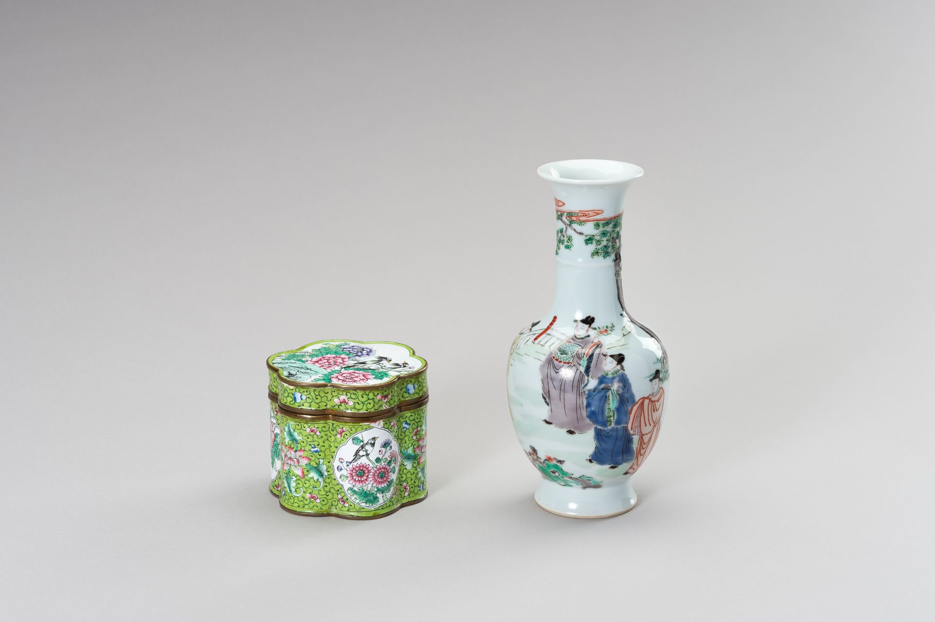 A LOBED ENAMEL BOX AND A FAMILLE VERTE VASE