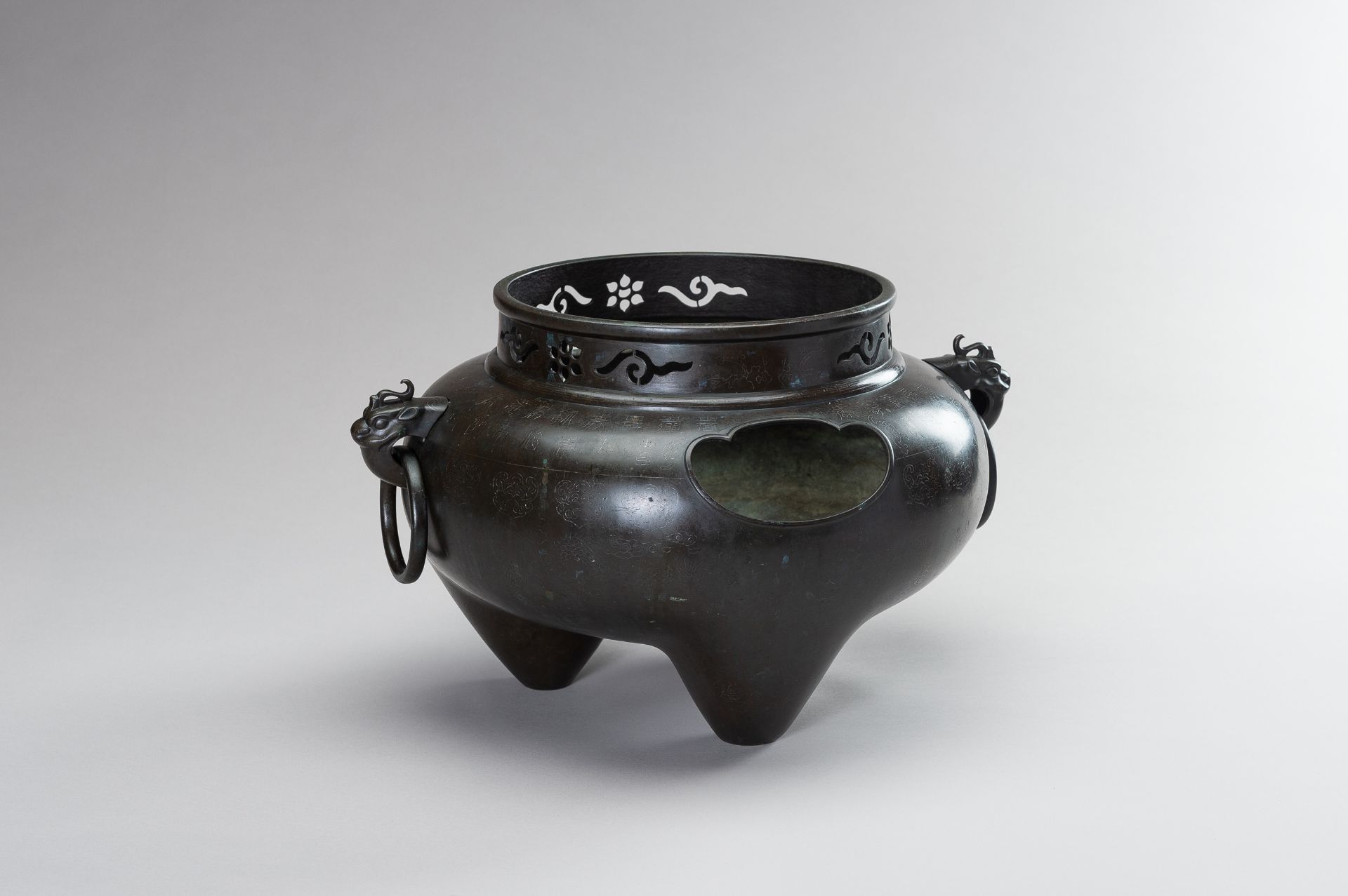 A LARGE SHISOU SILVER INLAID BRONZE TRIPOD CENSER - Image 7 of 9