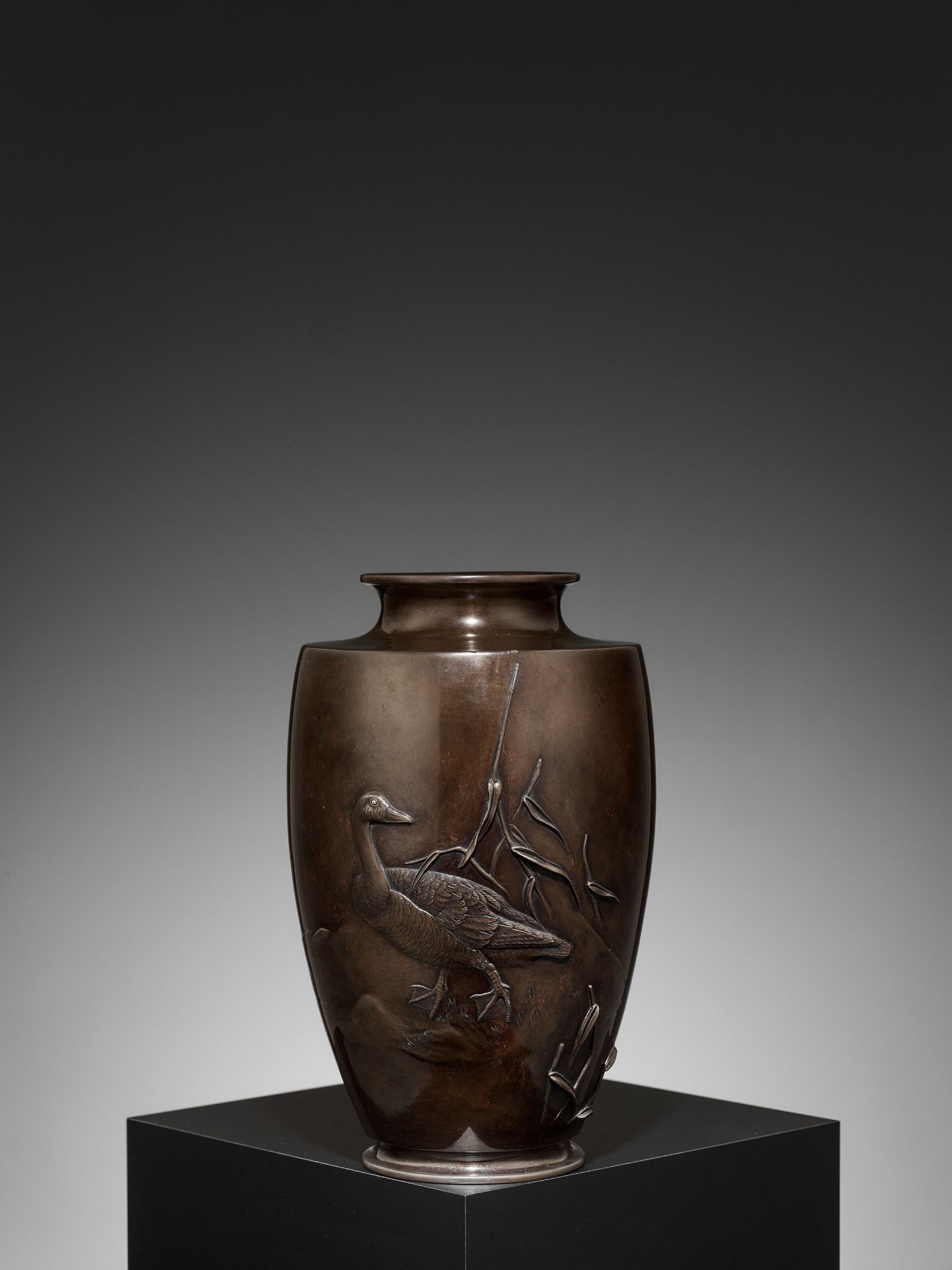 TOSHITSUGU: A FINE AND LARGE BRONZE VASE WITH GOOSE AND WATER REEDS - Image 3 of 9