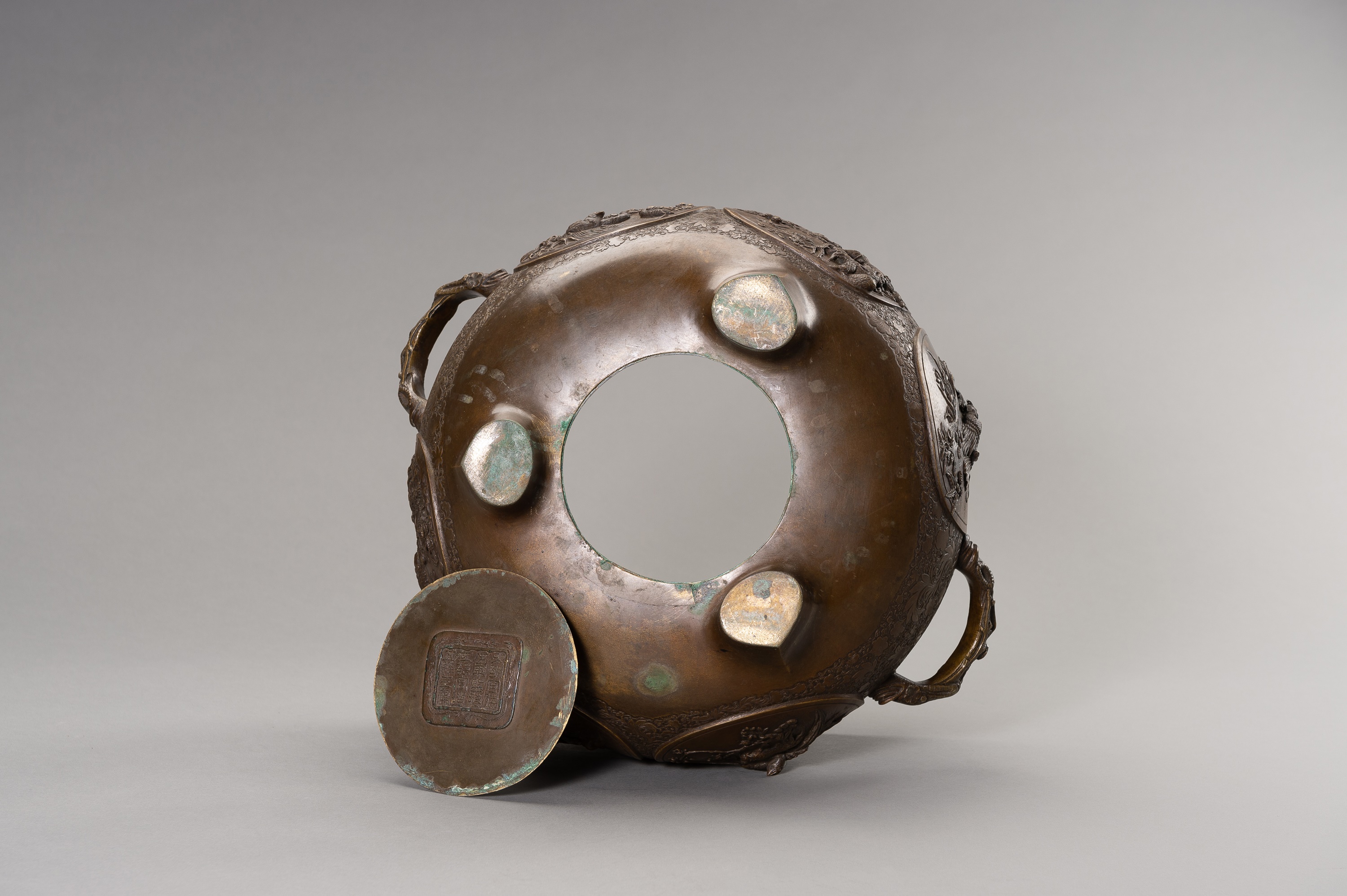 A LARGE AND HEAVY BRONZE TRIPOD CENSER - Image 11 of 13