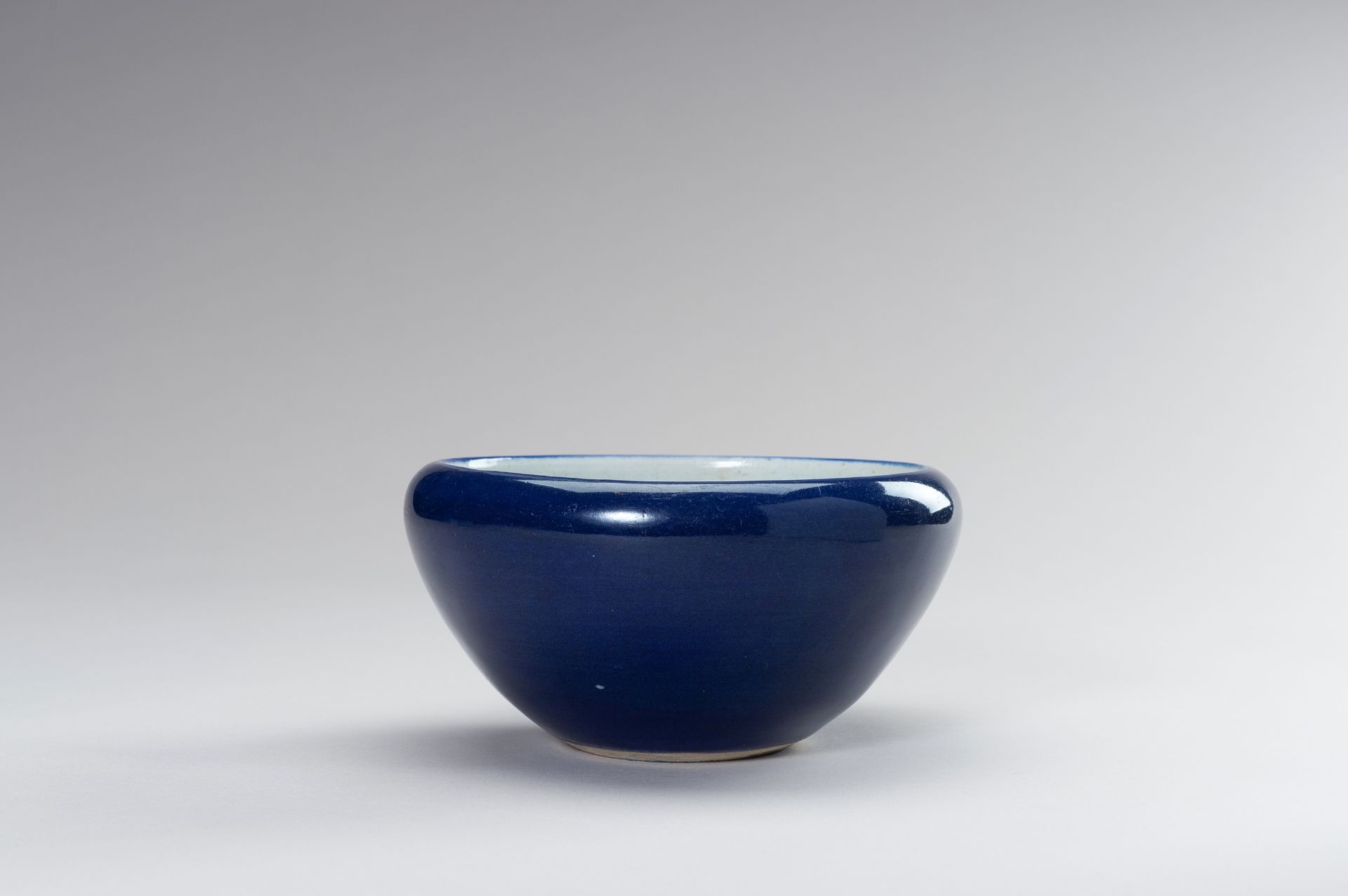 A SACRIFICIAL-BLUE GLAZED PORCELAIN BOWL - Bild 5 aus 11