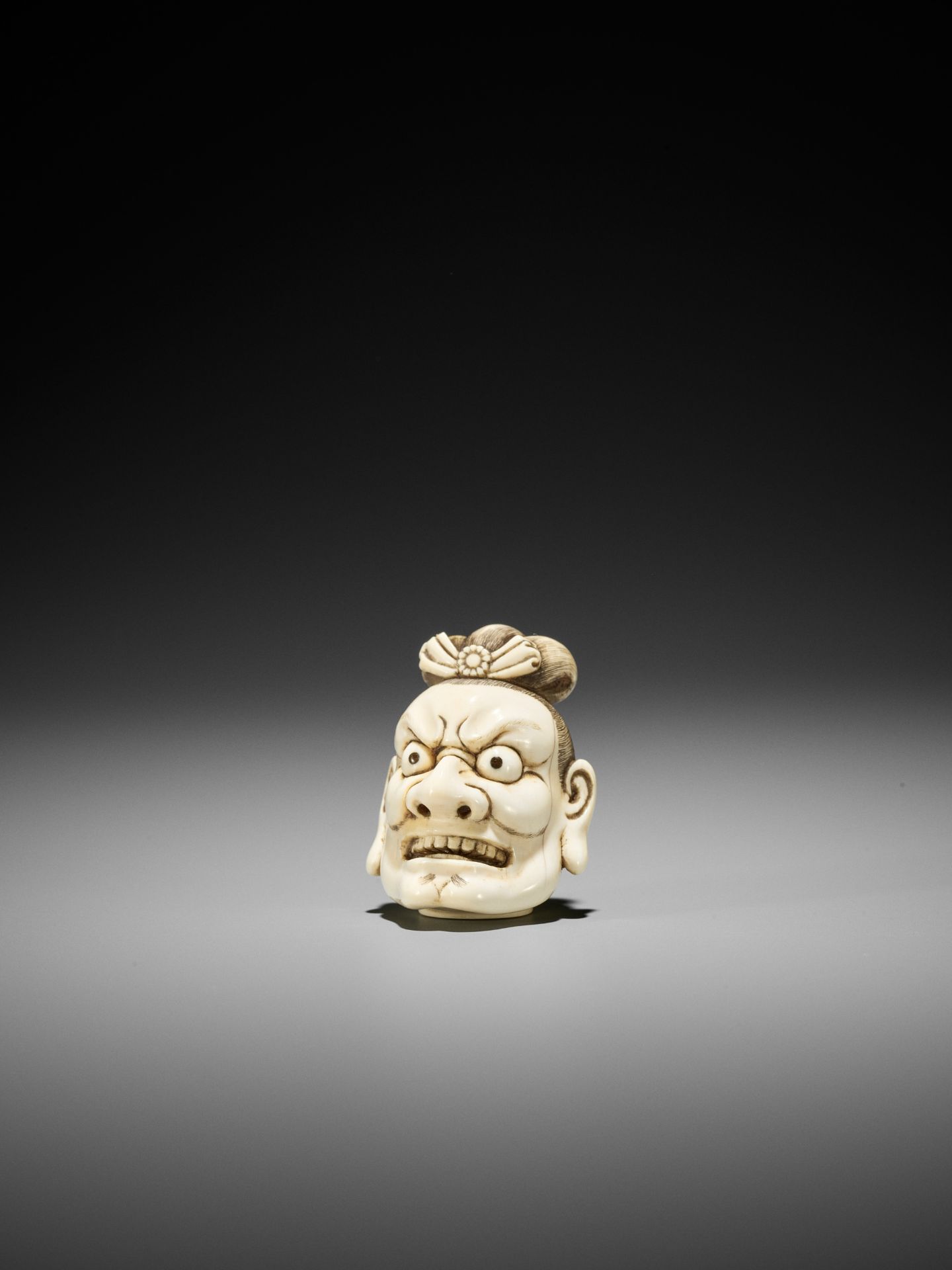 A FINE IVORY NETSUKE OF A SEVERED NIO HEAD - Bild 9 aus 11