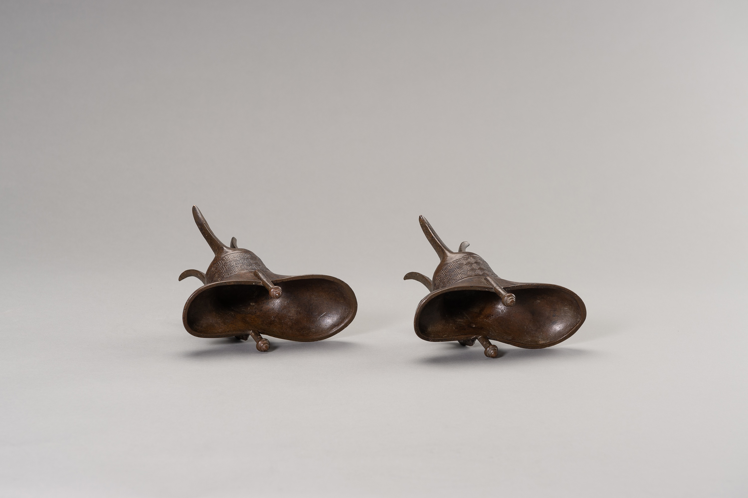 A RARE PAIR OF ARCHAISTIC BRONZE JUE QIANLONG MARK AND PERIOD - Image 8 of 17