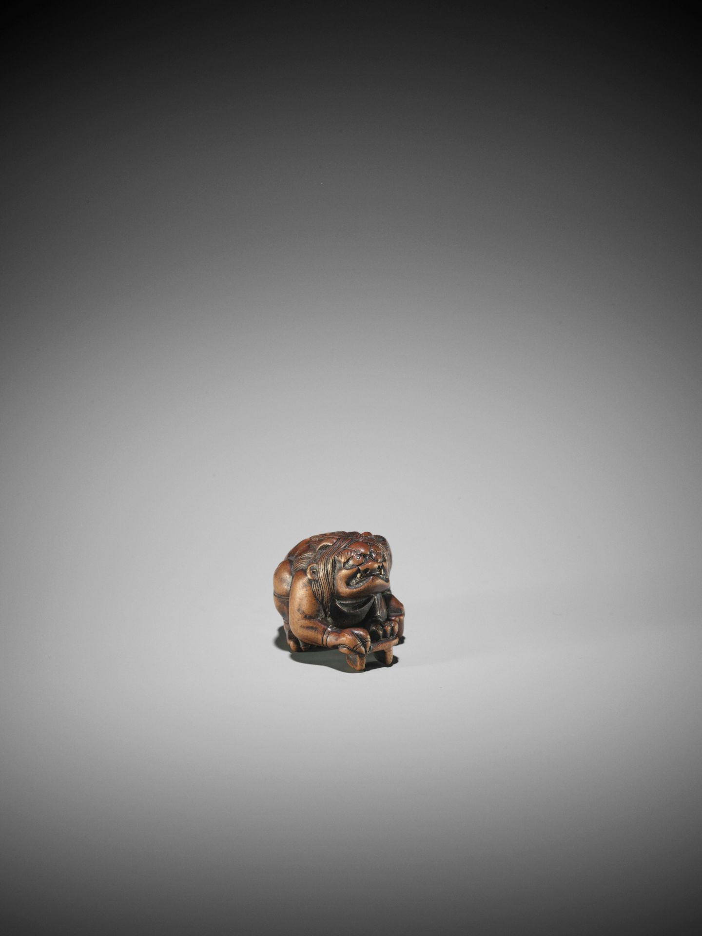 A WOOD NETSUKE OF RAIJIN WITH GETA - Bild 6 aus 10