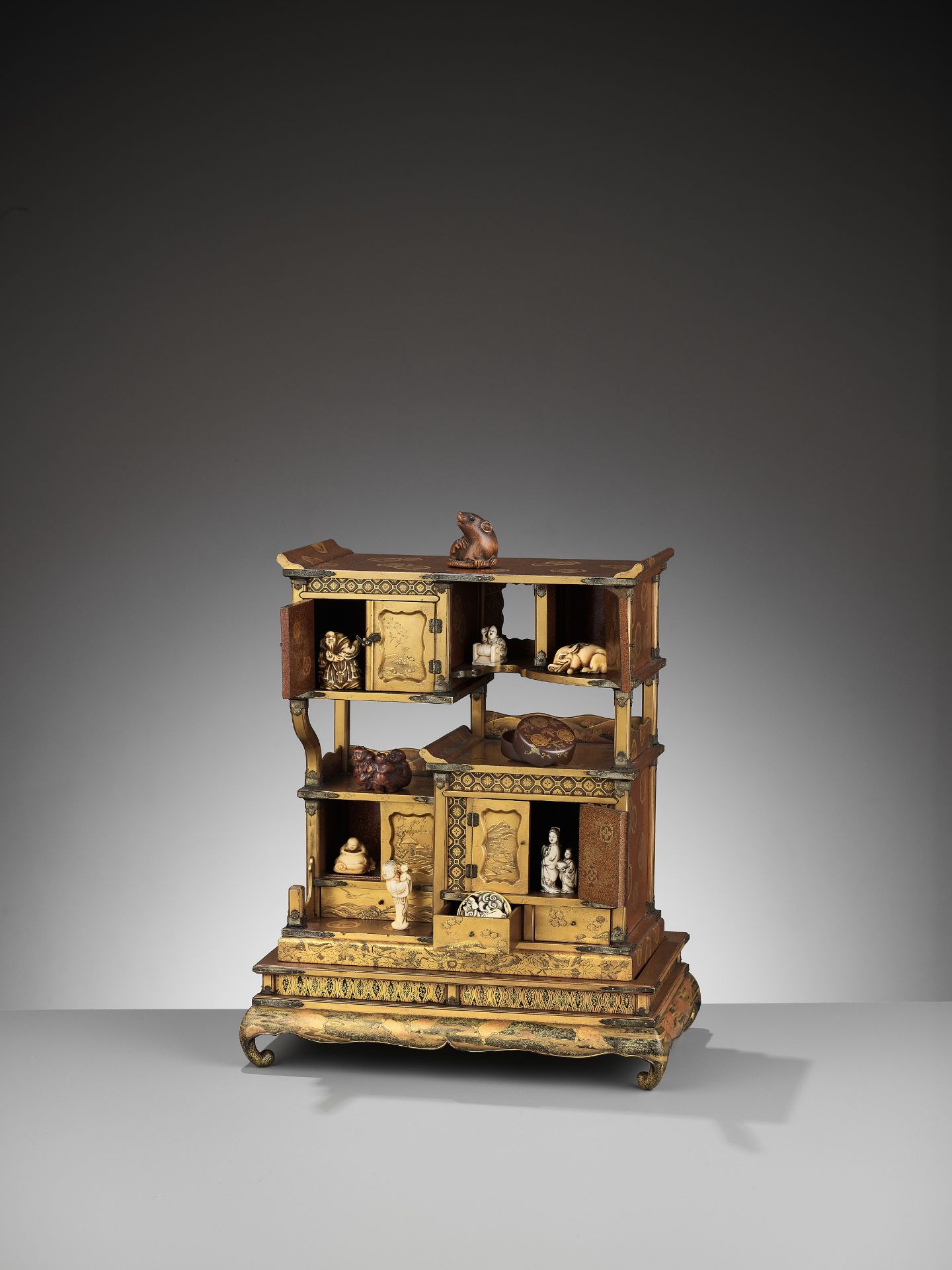 A SUPERB AND RARE SMALL GOLD-LACQUER SHODANA (DISPLAY CABINET) WITH STAND - Image 8 of 18