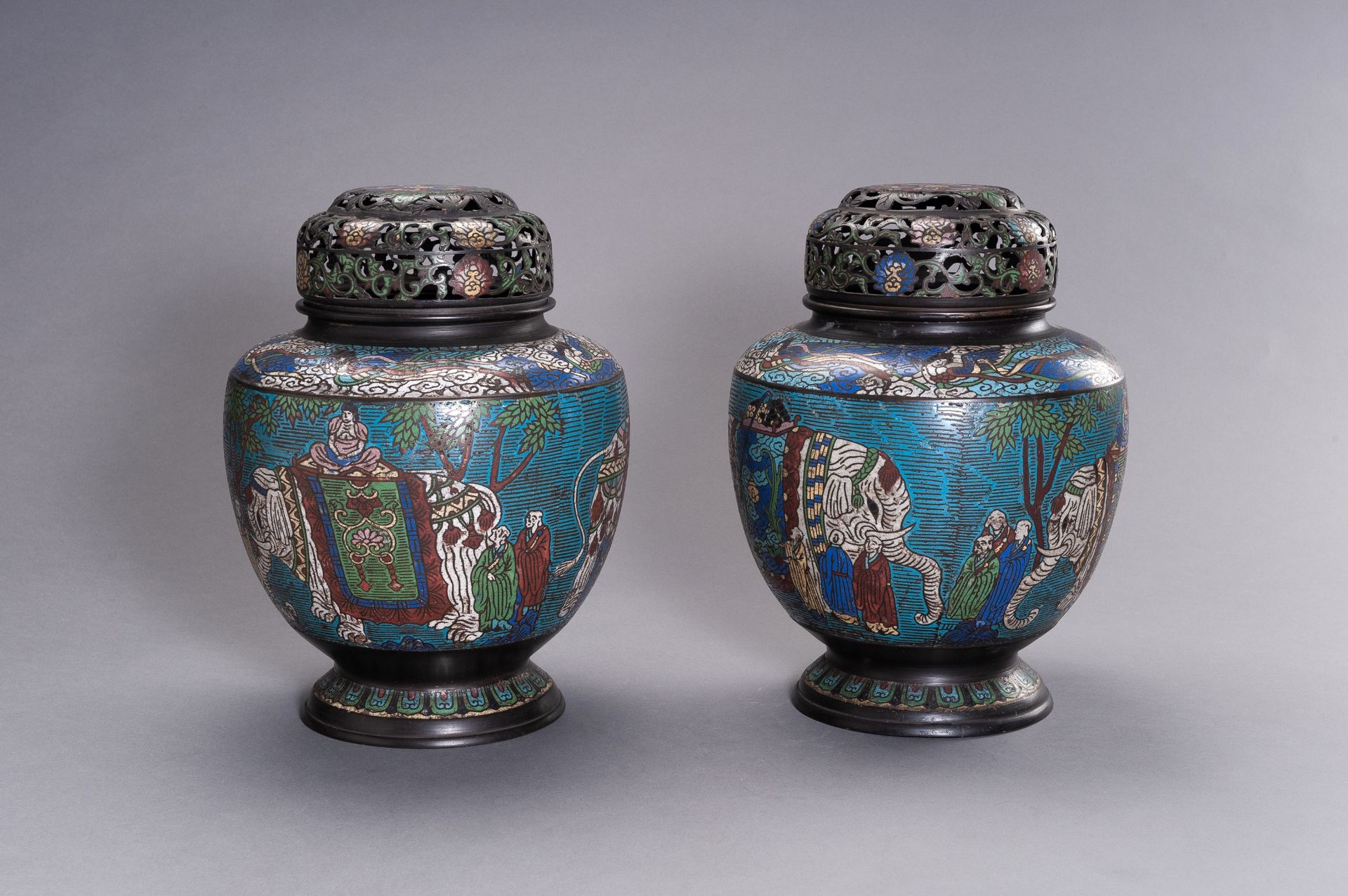 A LARGE PAIR OF CLOISONNE VASES AND COVERS - Bild 4 aus 11