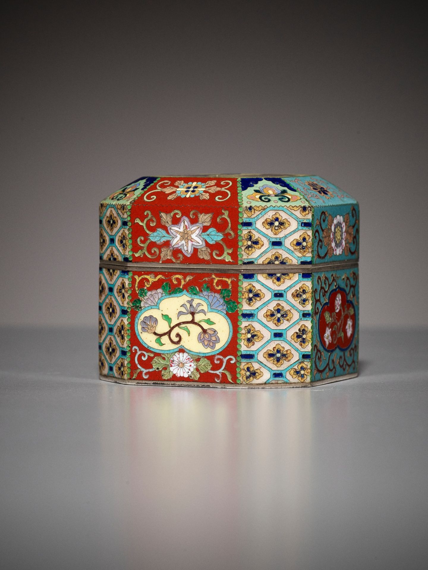 A SUPERB MINIATURE CLOISONNE ENAMEL BOX AND COVER - Image 11 of 16