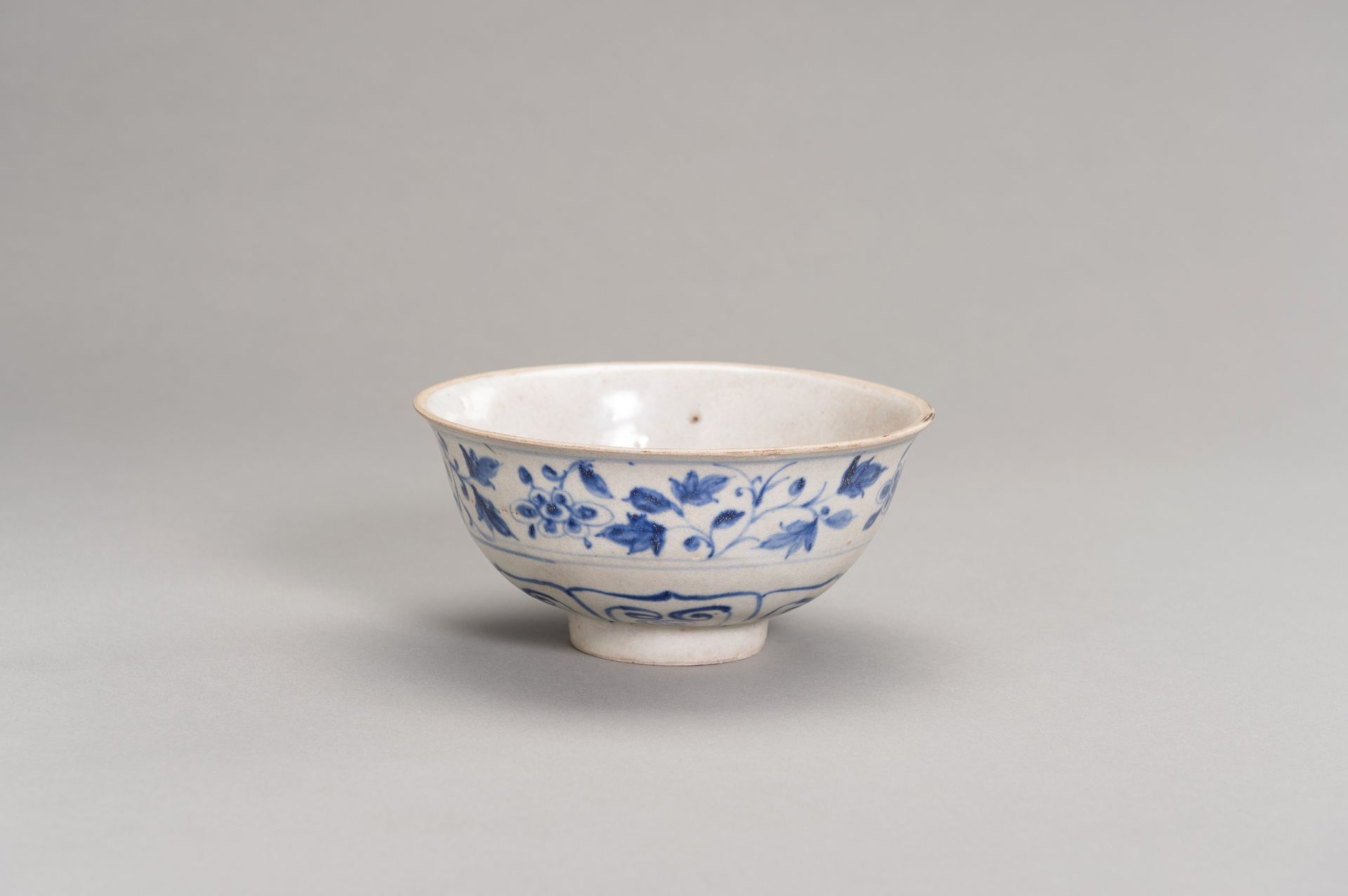 A BLUE AND WHITE PORCELAIN BOWL - Bild 5 aus 7