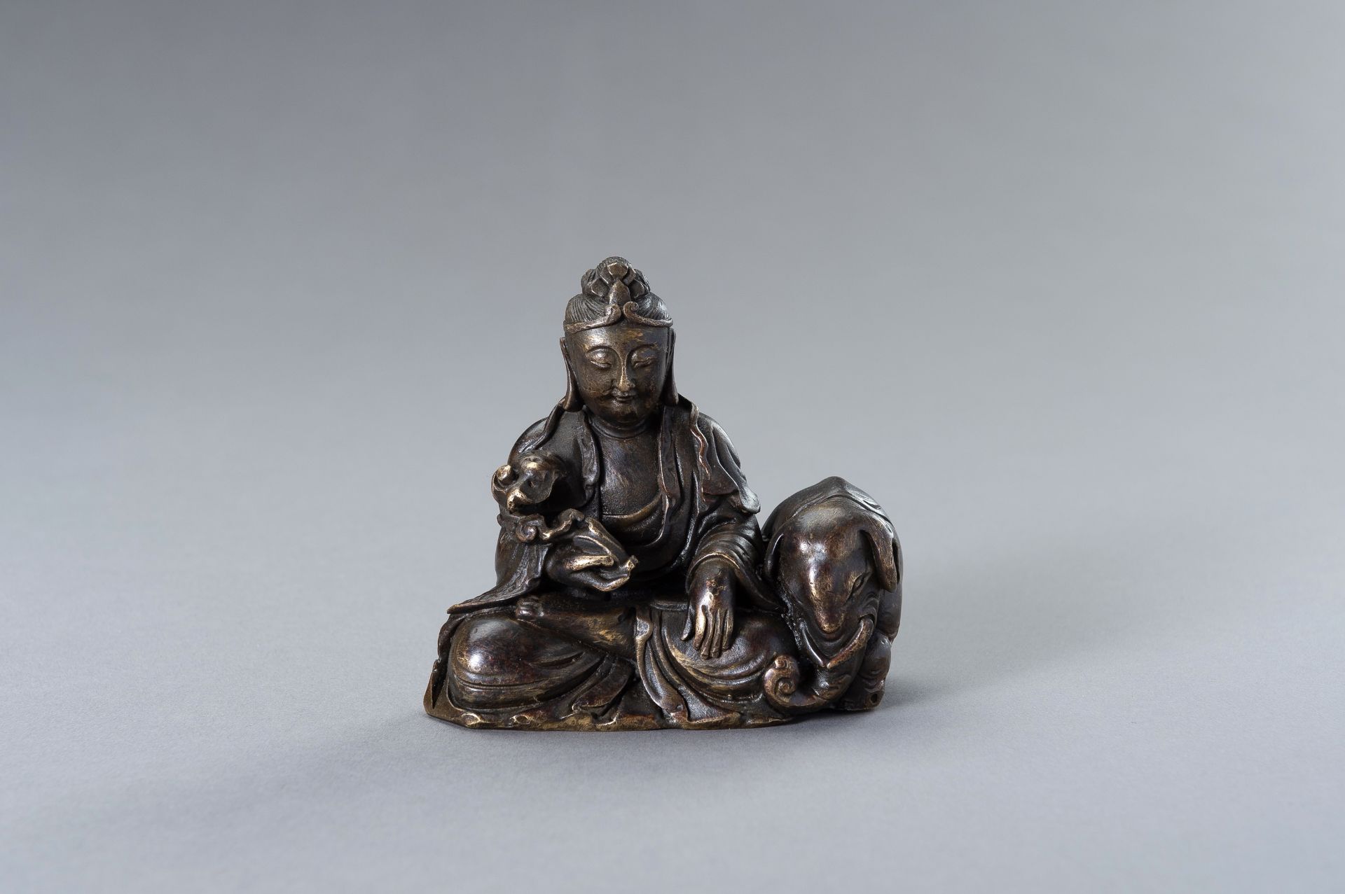 A BRONZE FIGURE OF GUANYIN WITH ELEPHANT - Bild 7 aus 11