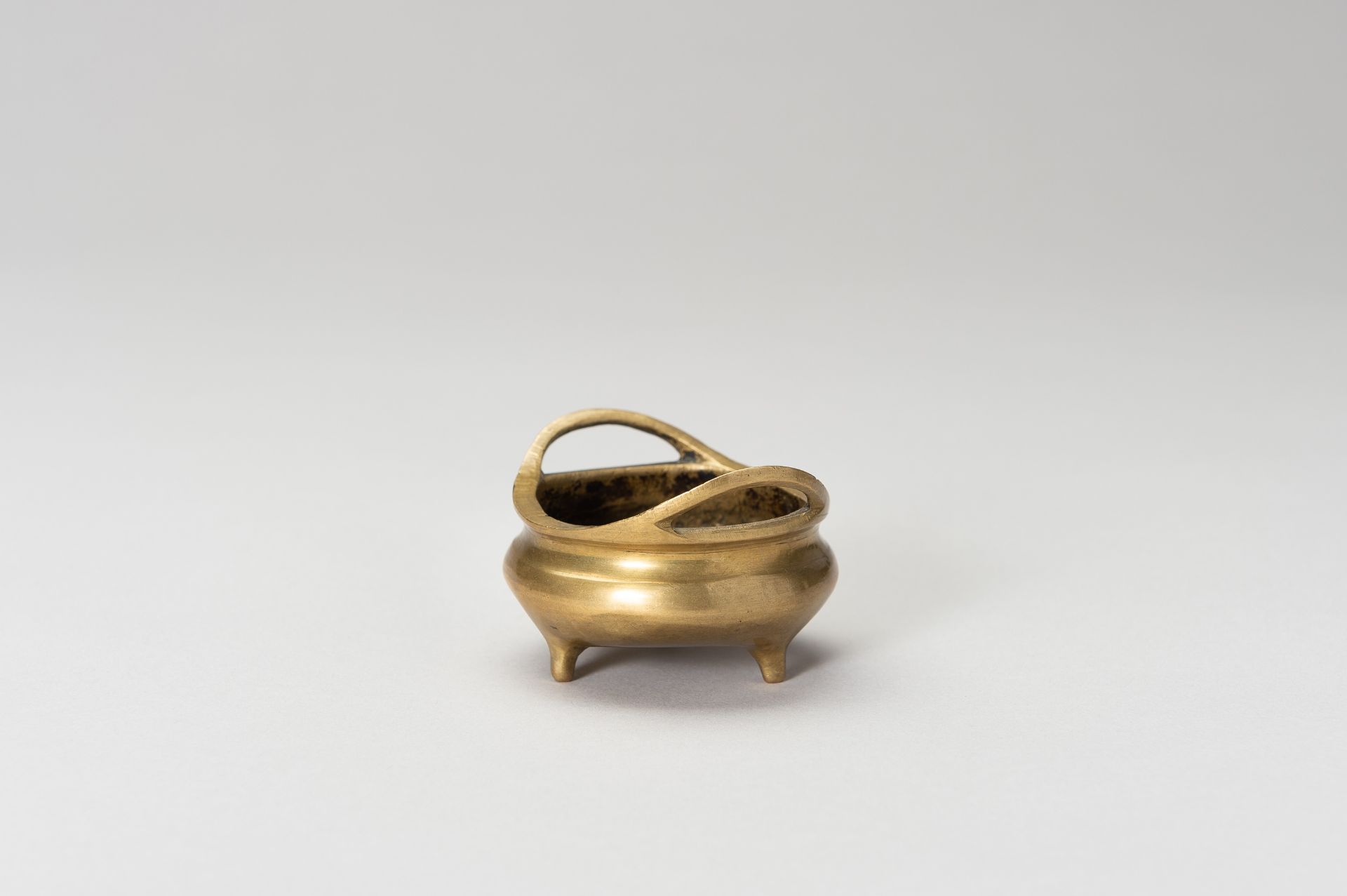 A MINIATURE BRONZE TRIPOD CENSER - Bild 3 aus 10