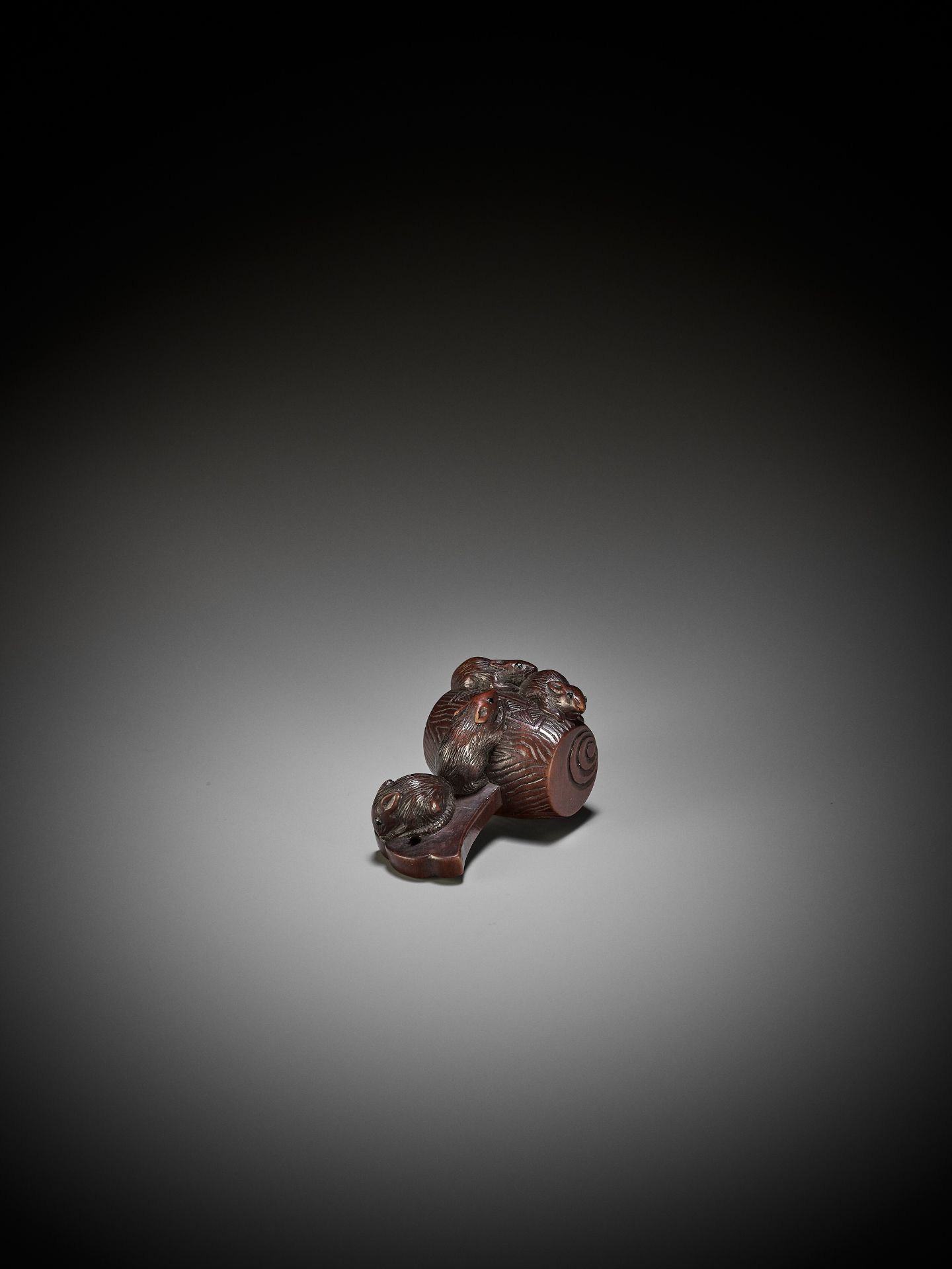 KIYOMITSU: A WOOD NETSUKE OF DAIKOKU'S MALLET OVERRUN BY RATS - Bild 2 aus 13