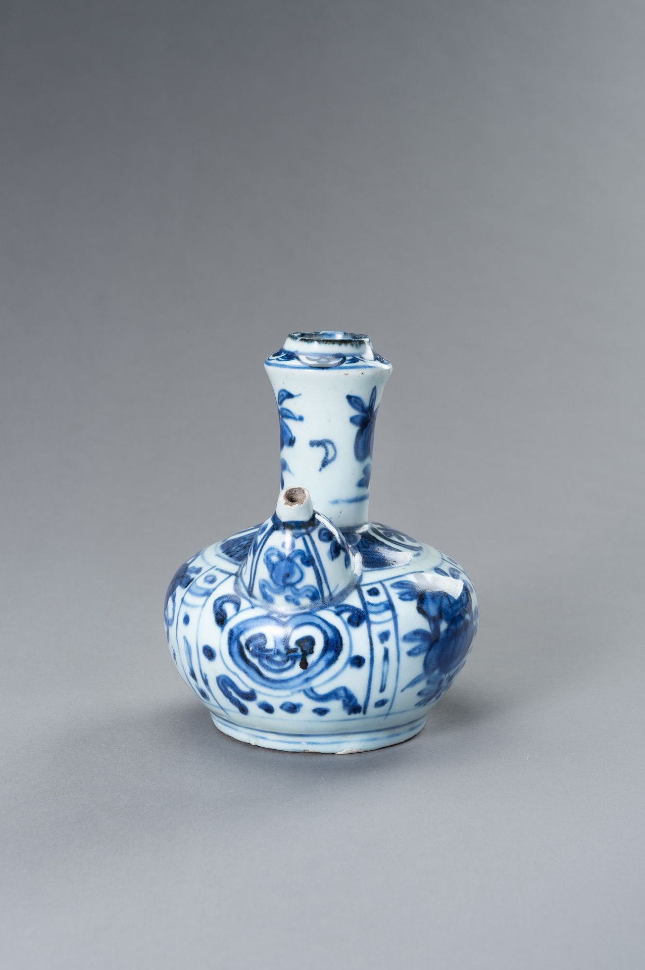 A BLUE AND WHITE PORCELAIN POURING VESSEL (KENDI) WITH FLORAL MOTIFS - Bild 4 aus 10