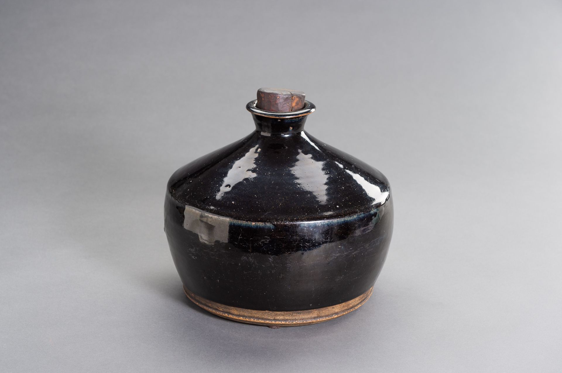 A LARGE HENAN BLACK-GLAZED BOTTLE, SONG DYNASTY - Bild 4 aus 8