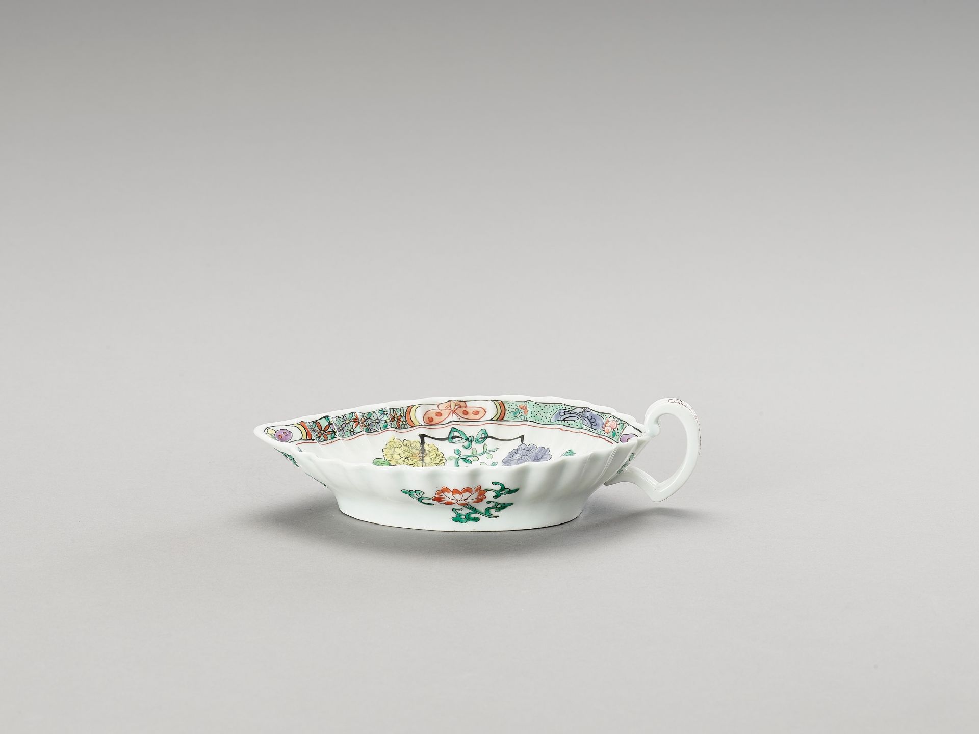 A LEAF-SHAPED FAMILLE VERTE SAUCER