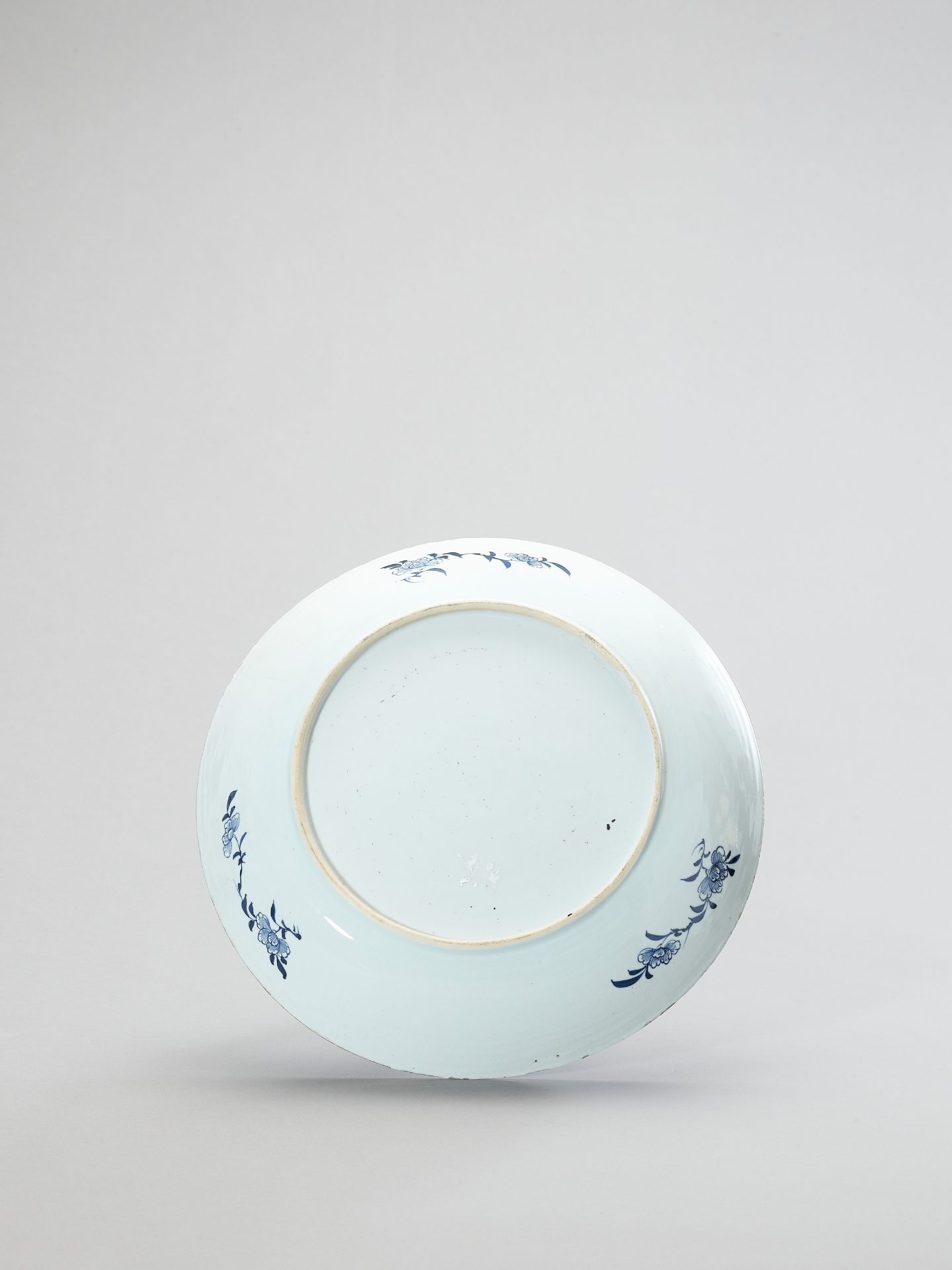 A LARGE BLUE AND WHITE PORCELAIN CHARGER - Image 3 of 4