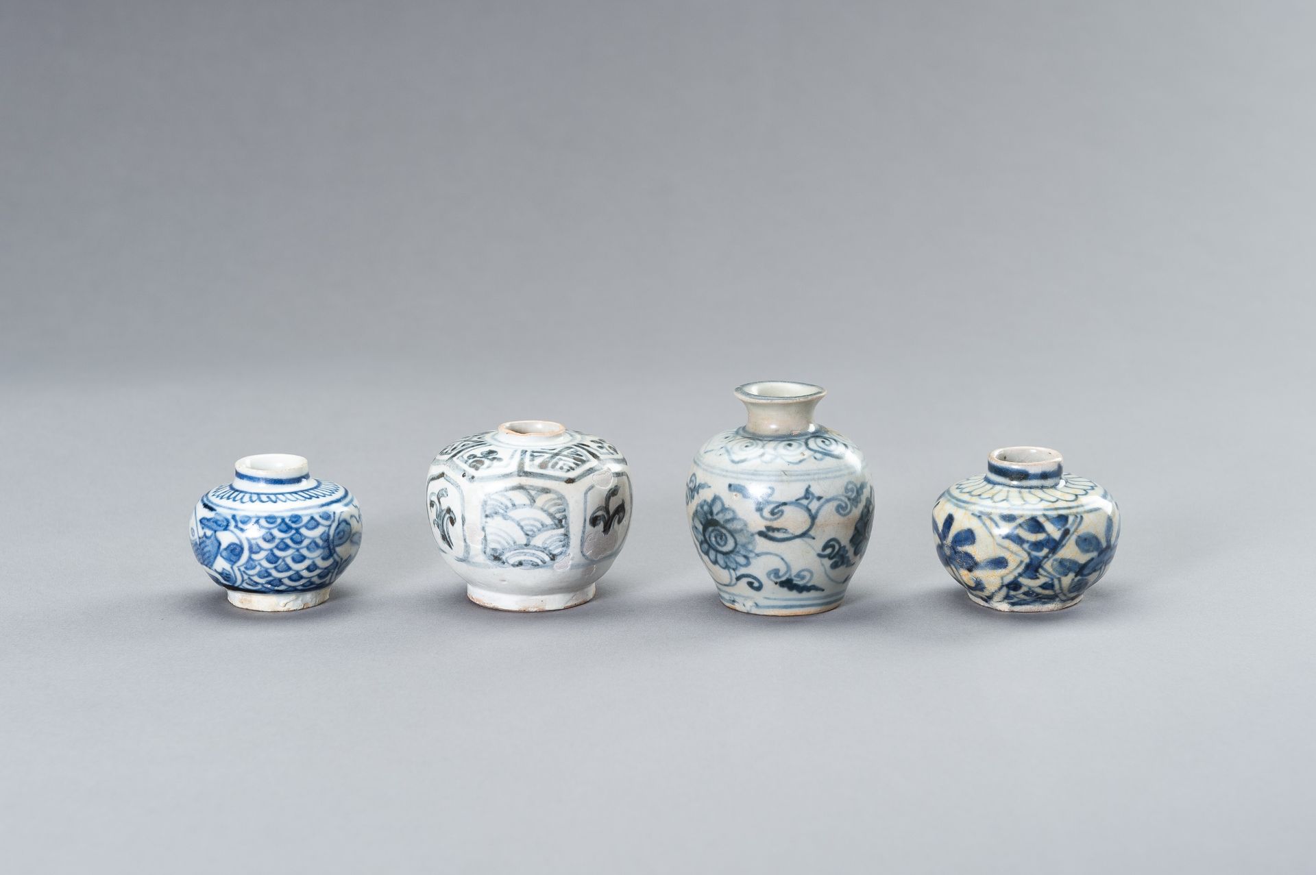 FOUR SMALL BLUE AND WHITE CERAMIC JARS - Image 2 of 8