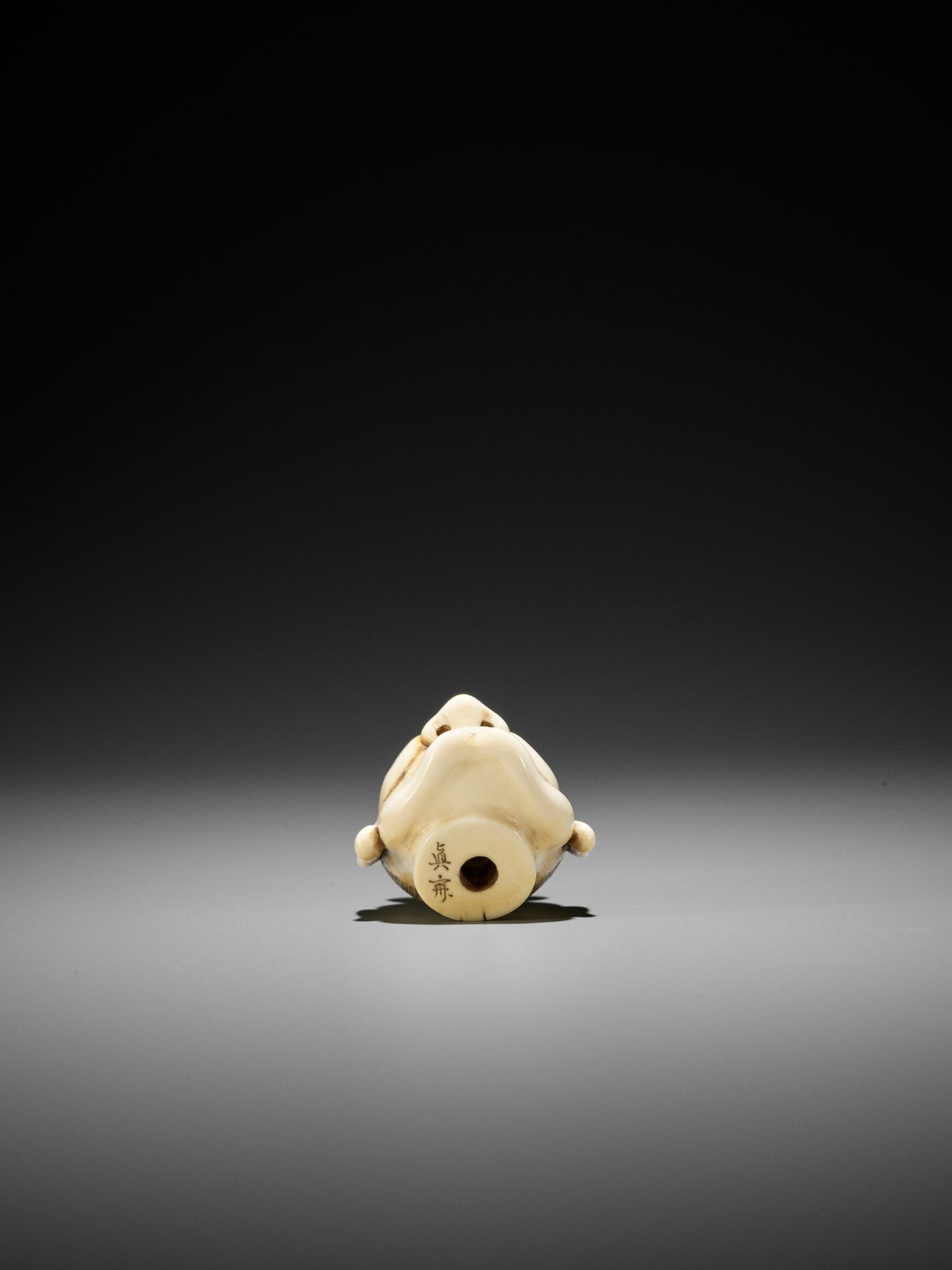 A FINE IVORY NETSUKE OF A SEVERED NIO HEAD - Bild 8 aus 11