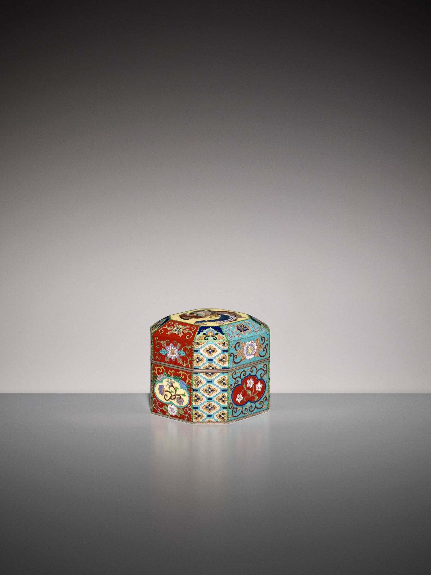 A SUPERB MINIATURE CLOISONNE ENAMEL BOX AND COVER - Image 3 of 16