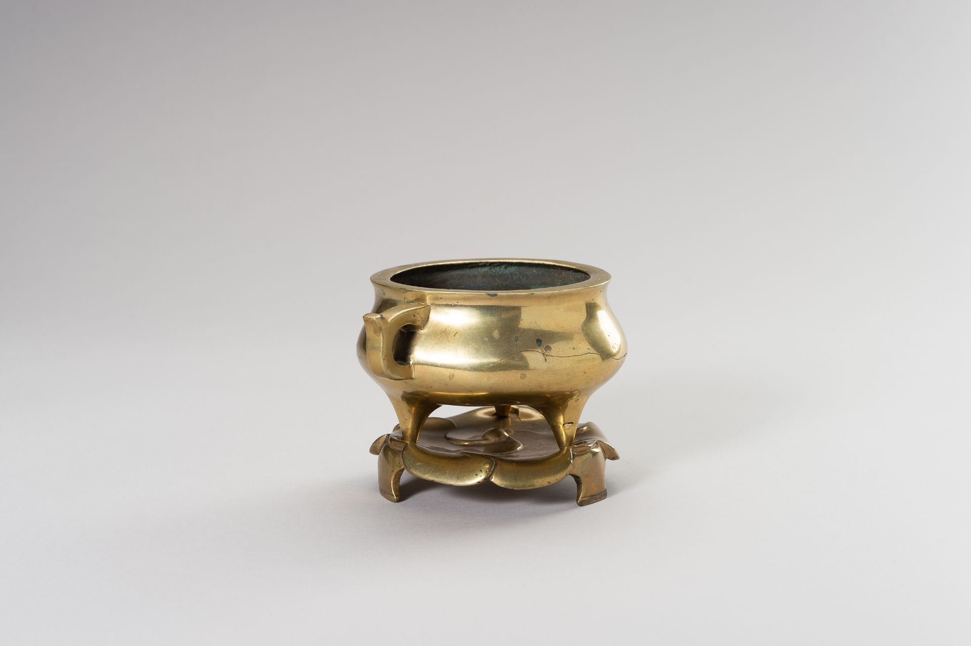 A GILT-BRONZE TRIPOD CENSER WITH STAND - Image 6 of 11