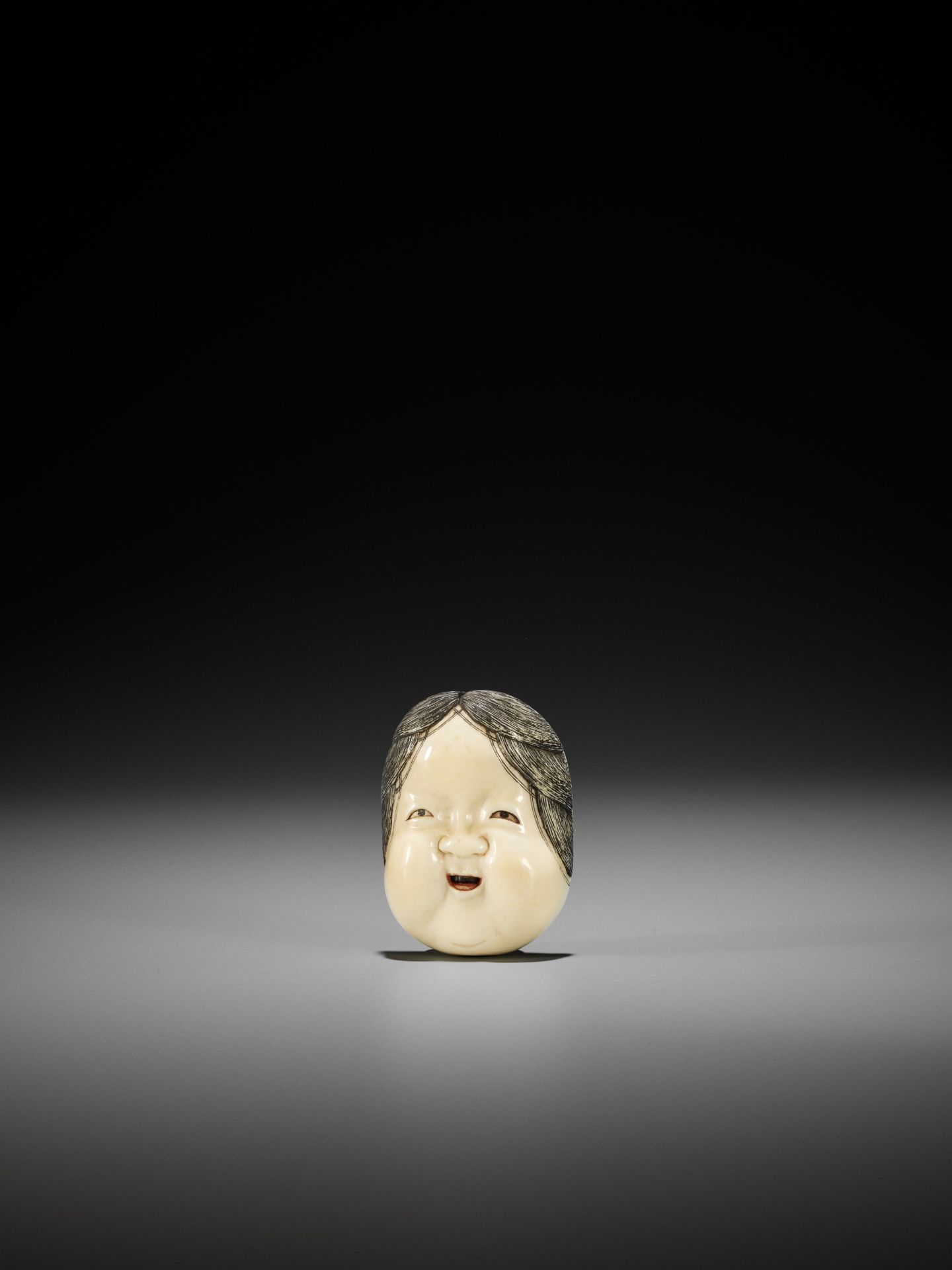 KOGYOKU: A FINE IVORY MASK NETSUKE OF OKAME - Bild 6 aus 13