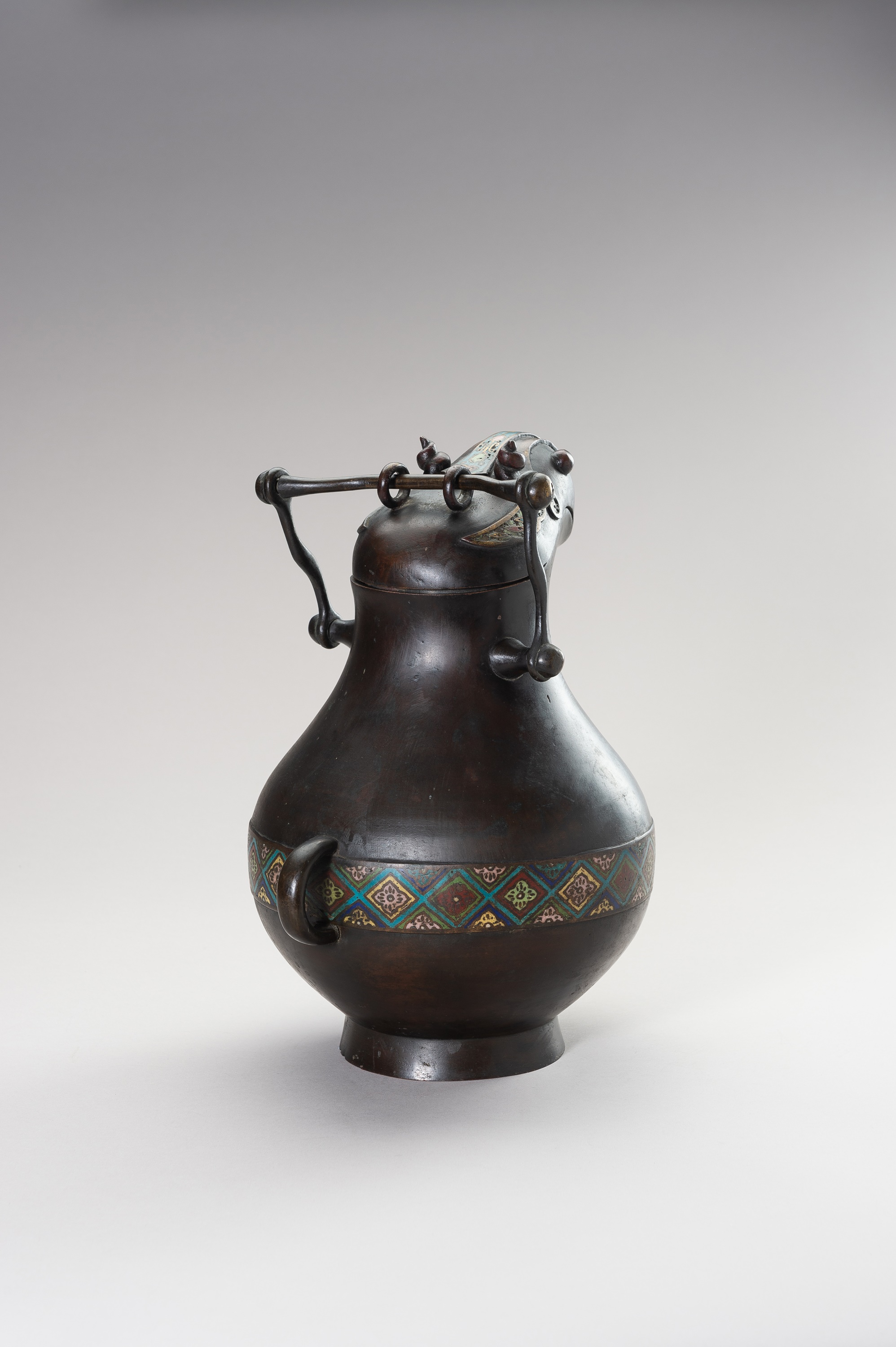 AN ARCHAISTIC ZOOMORPHIC BRONZE AND CLOISONNE WINE VESSEL HU - Image 4 of 13