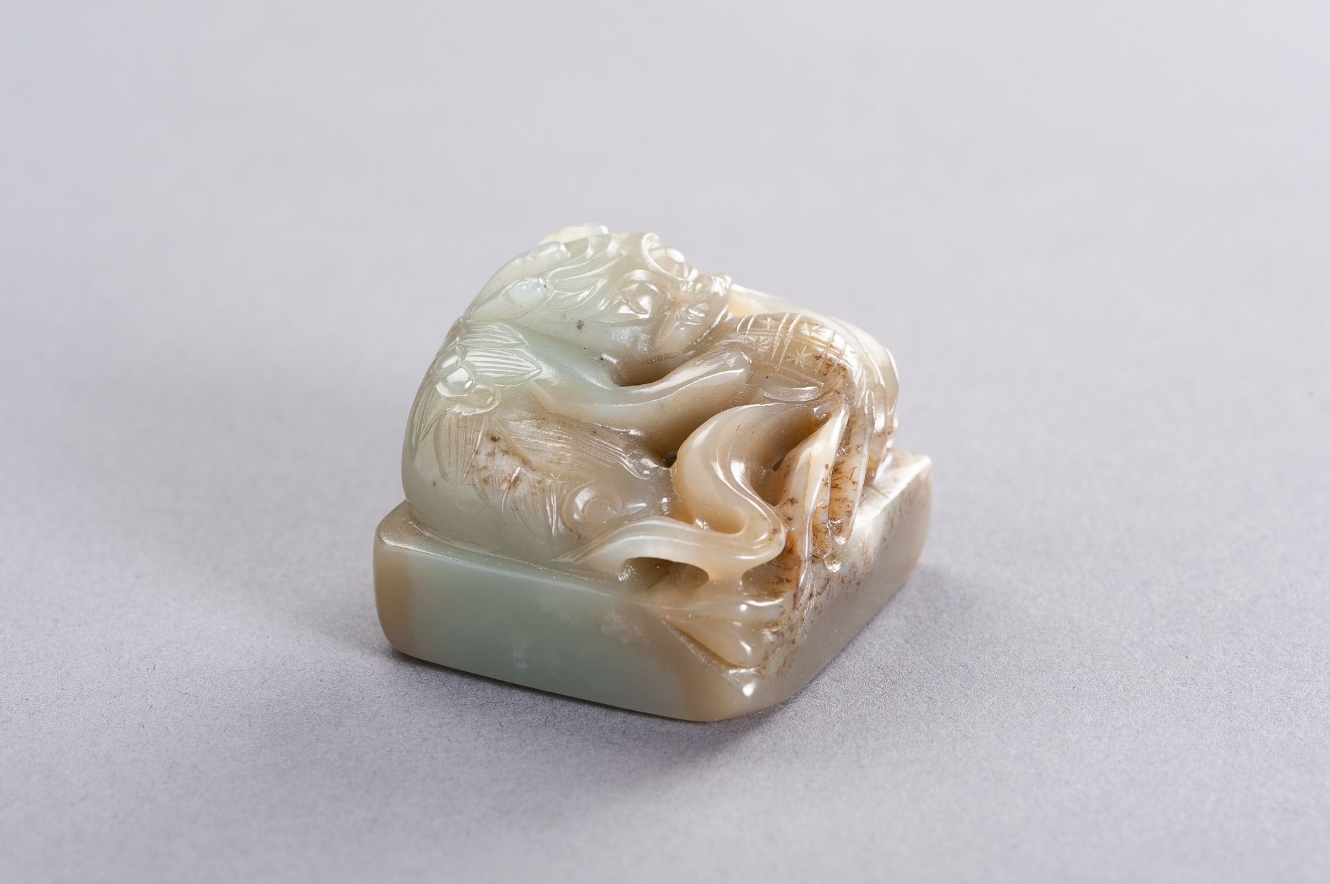 A CELADON AND RUSSET JADE 'QILIN' SEAL, LATE QING TO REPUBLIC - Bild 4 aus 8