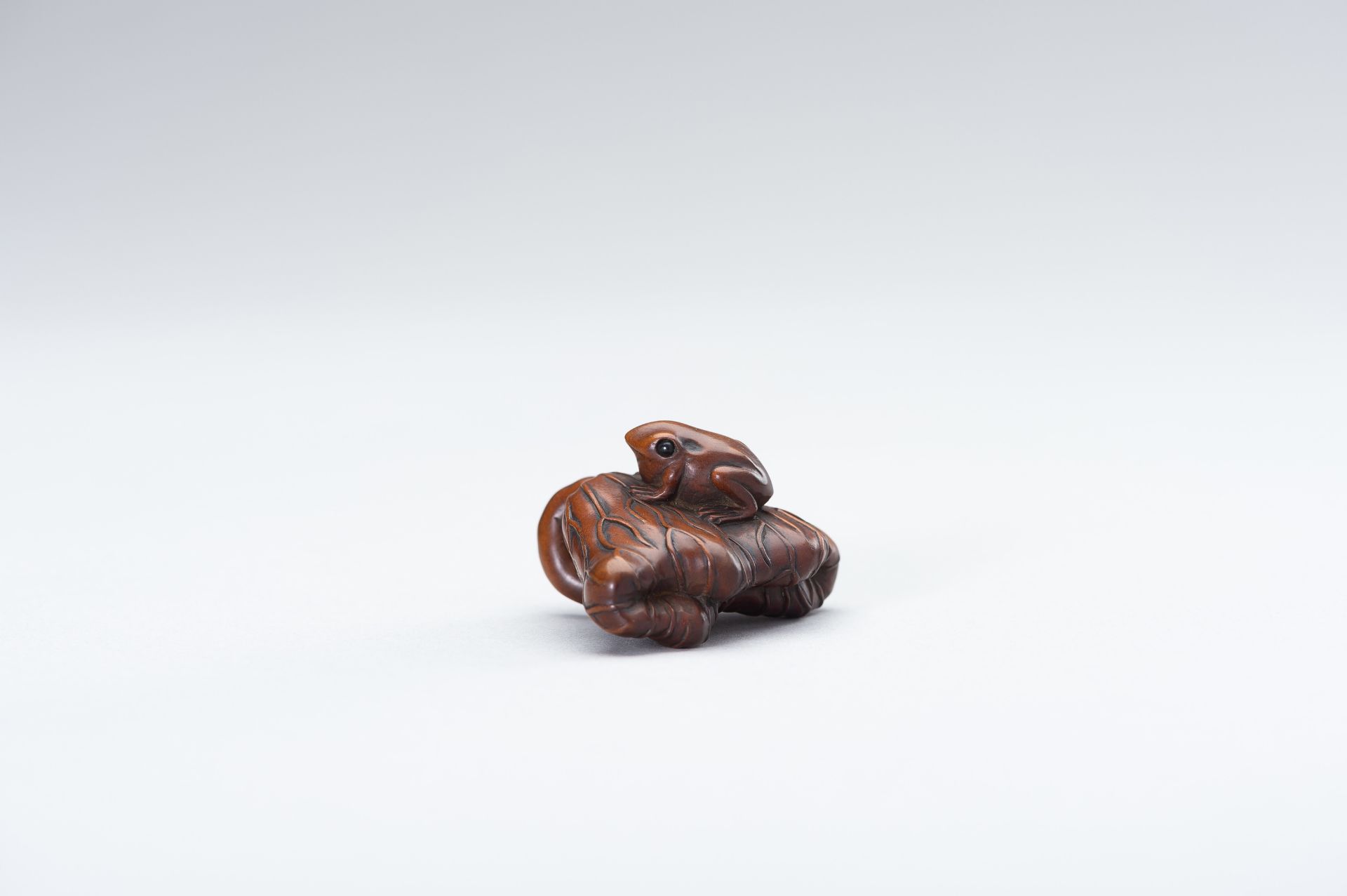 A WOOD NETSUKE OF A FROG AND LOTUS - Bild 7 aus 13