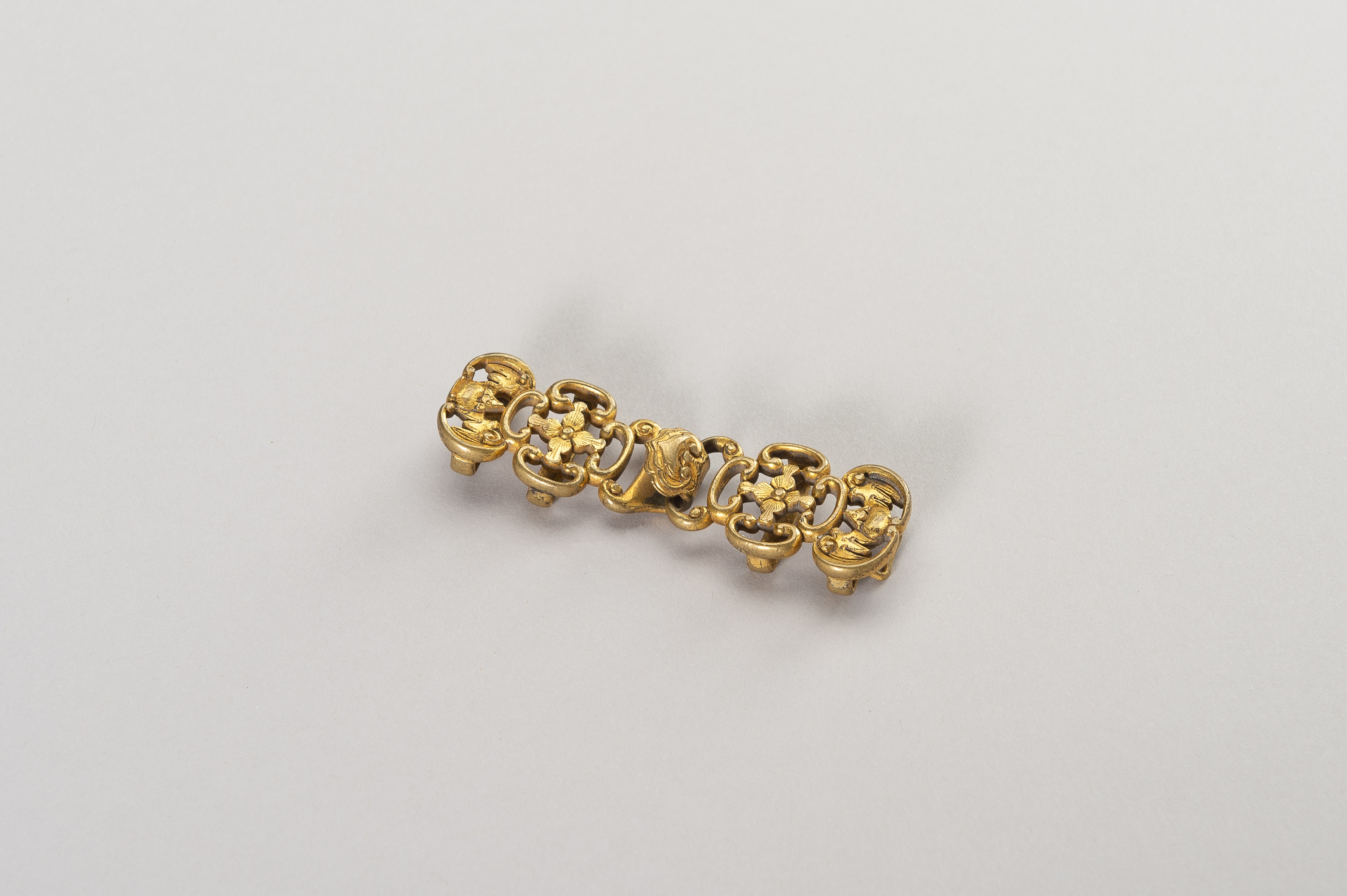 AN APPEALING GILT BRONZE BELT HOOK - Image 2 of 8