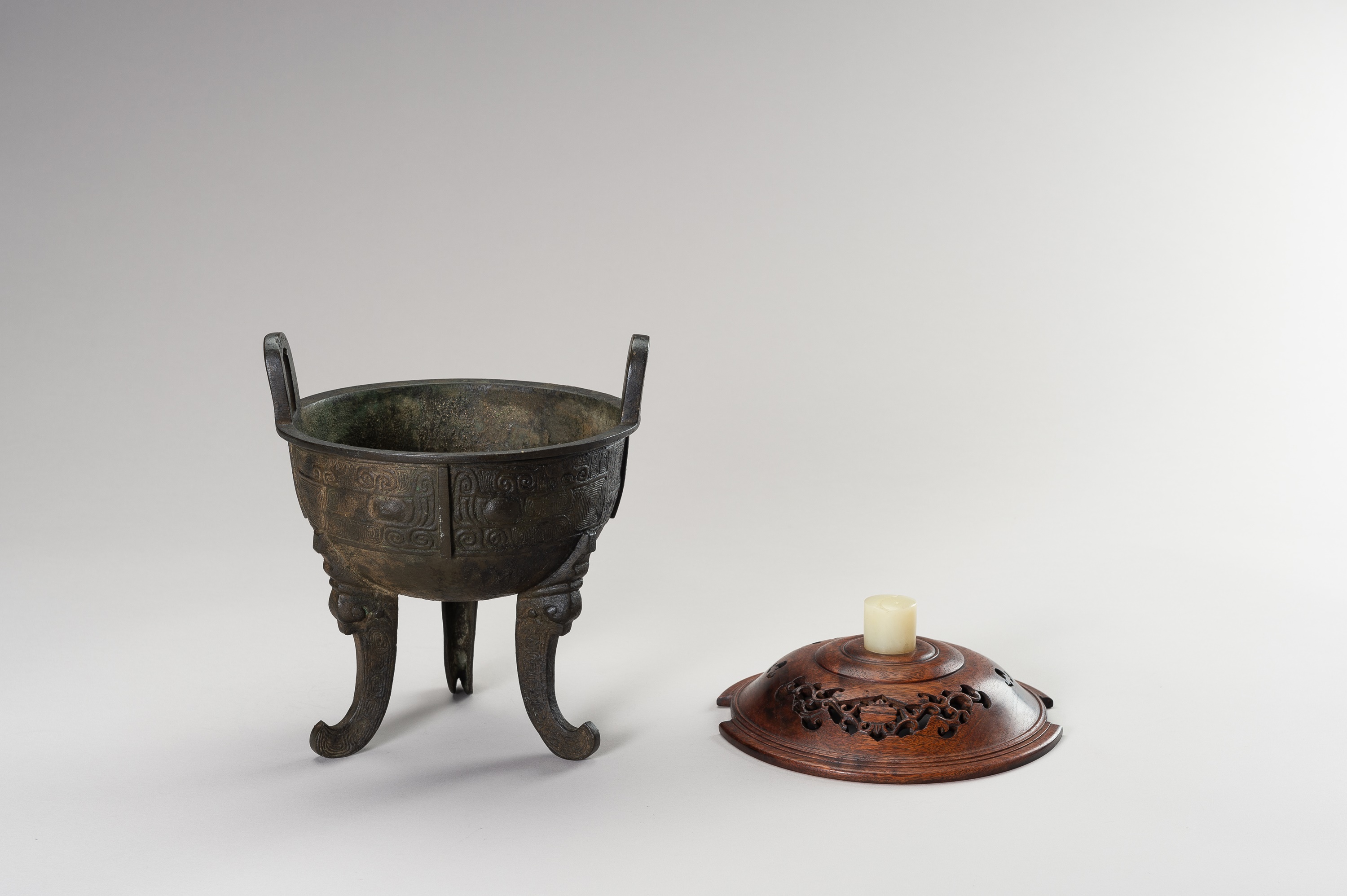 AN ARCHAISTIC DING-FORM BRONZE TRIPOD CENSER - Image 10 of 11