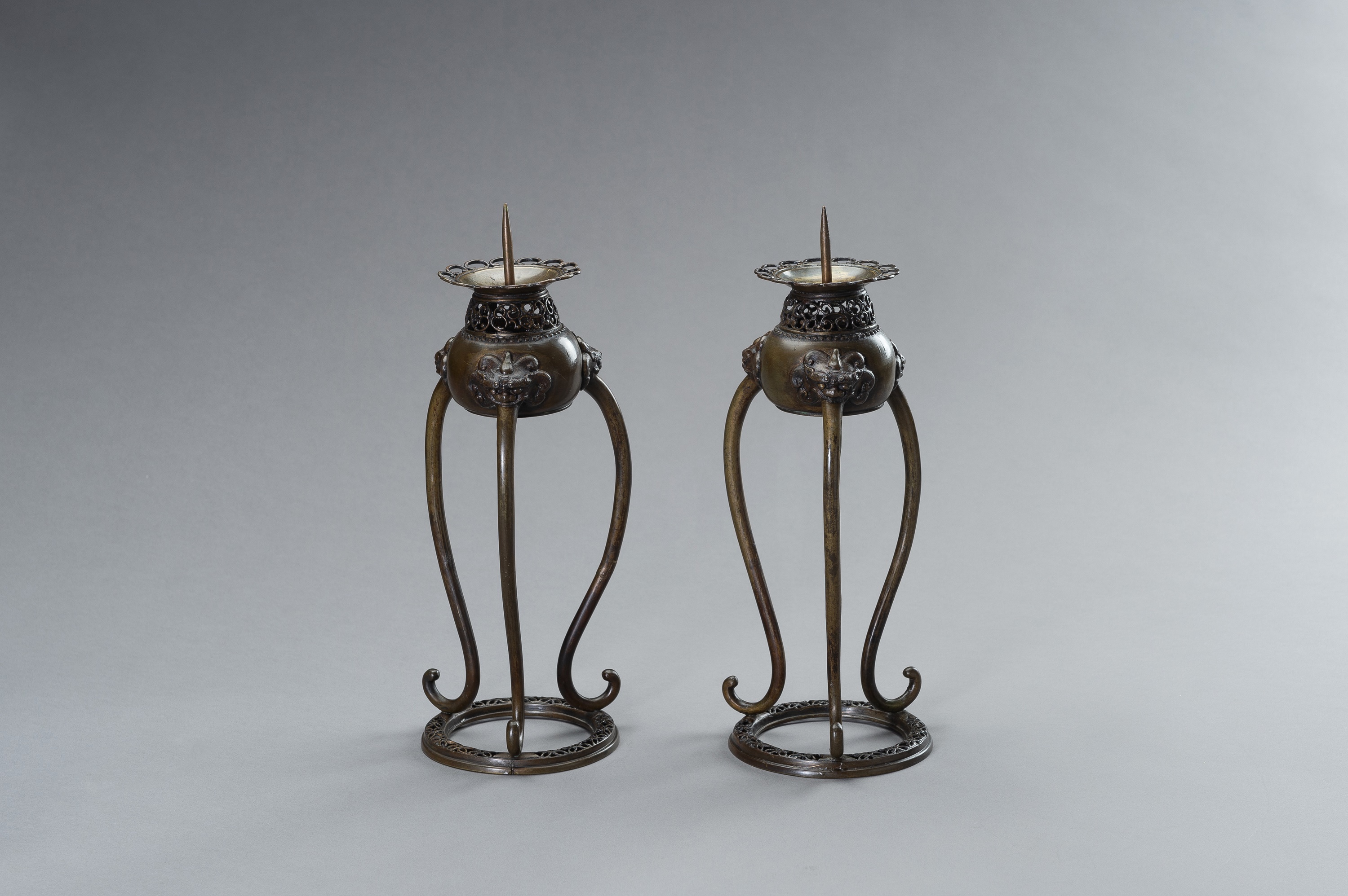 A PAIR OF BRONZE CANDLE STICK HOLDERS - Image 9 of 11